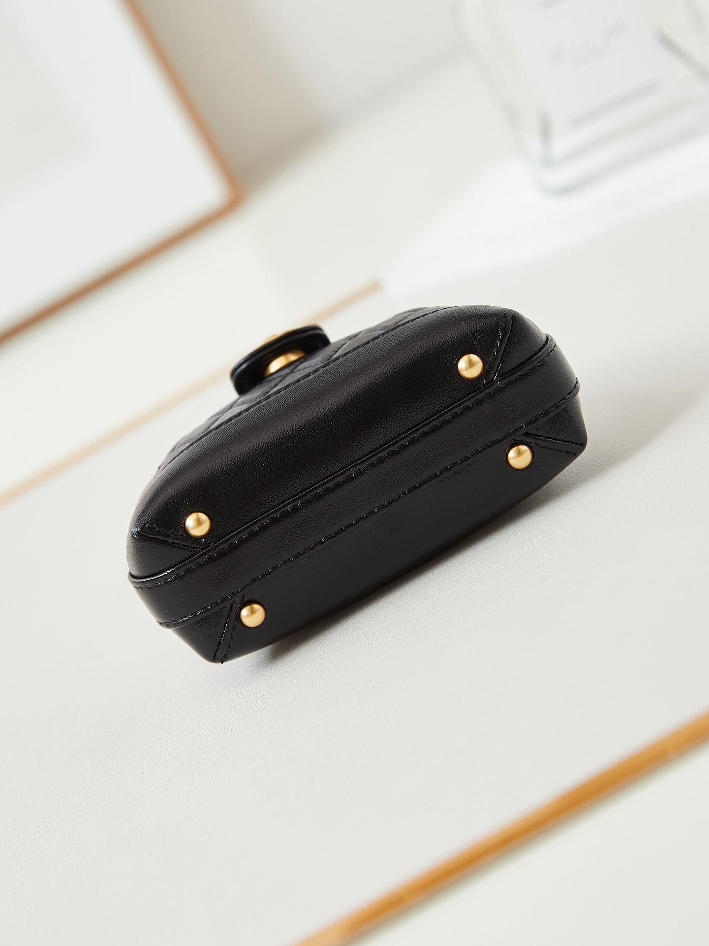 CC 24A Mini bolso de mano con asa superior, 13 cm, cuero encerado negro, herrajes dorados 238455