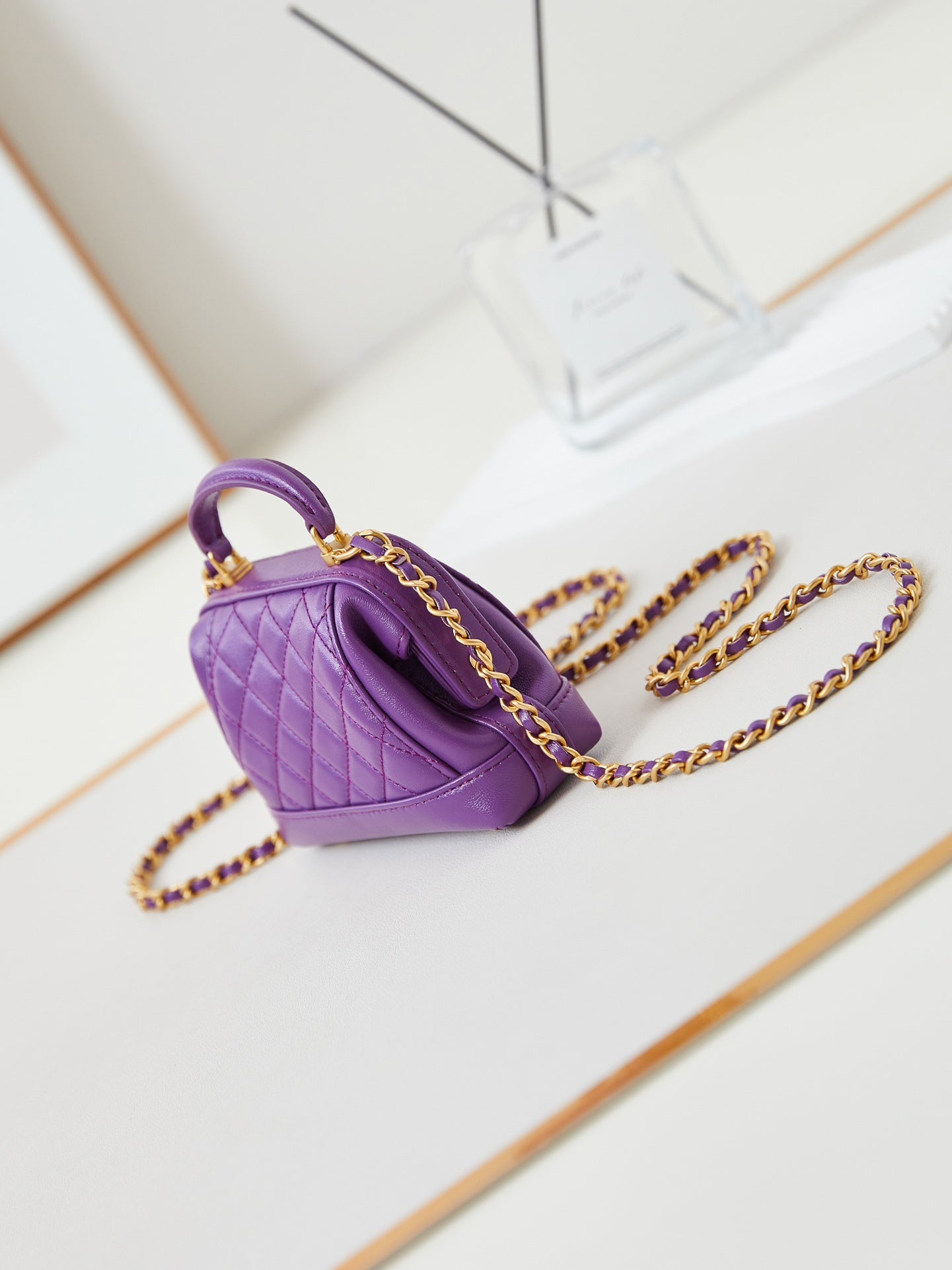 CC 24A Mini bolso de mano con asa superior, 13 cm, piel encerada morada, herrajes dorados 238457