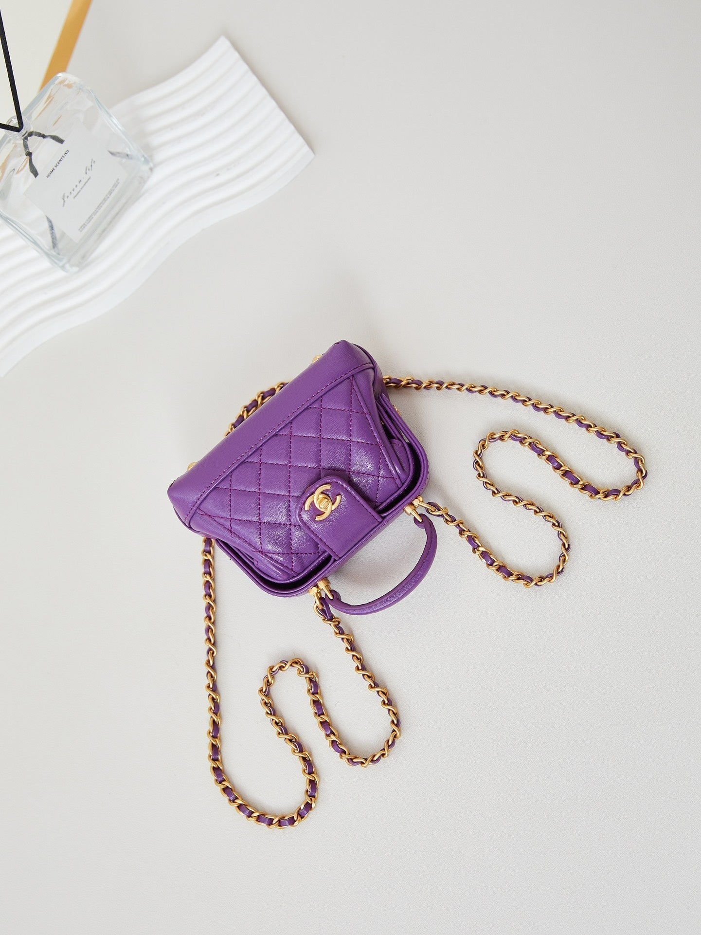 CC 24A Mini bolso de mano con asa superior, 13 cm, piel encerada morada, herrajes dorados 238457