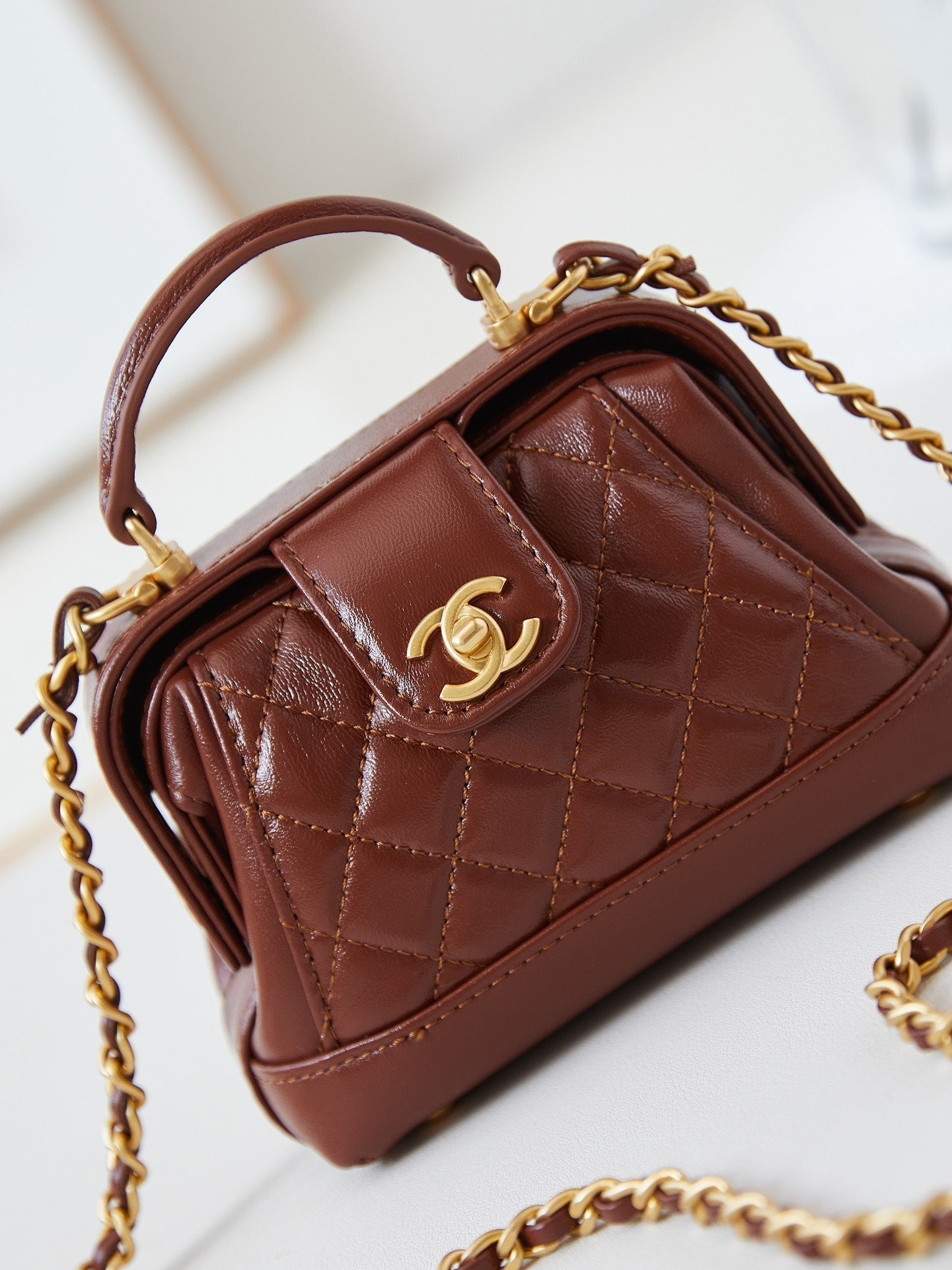 CC 24A Mini bolso de mano con asa superior, 13 cm, cuero encerado marrón, herrajes dorados 238463