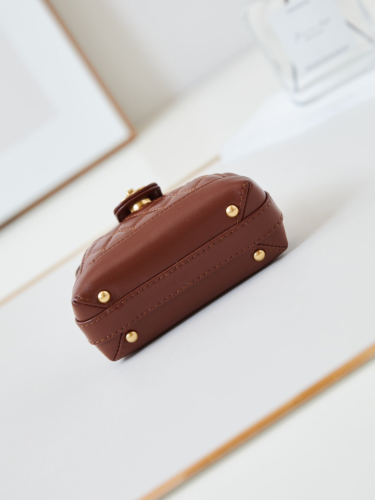 CC 24A Mini bolso de mano con asa superior, 13 cm, cuero encerado marrón, herrajes dorados 238463