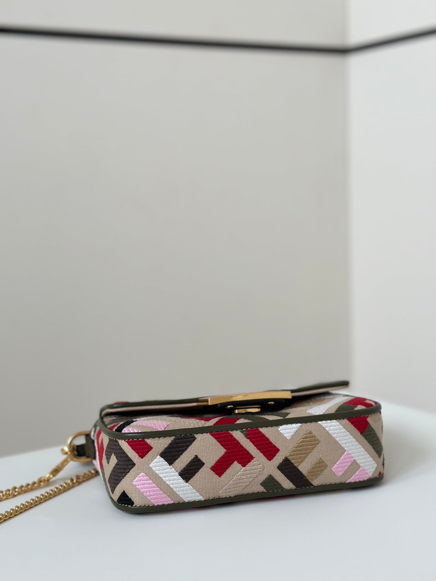 SAC BAGUETTE EN TOILE 19 AVEC BRODERIE FF MULTICOLORE ET QUINCAILLERIE DORÉ