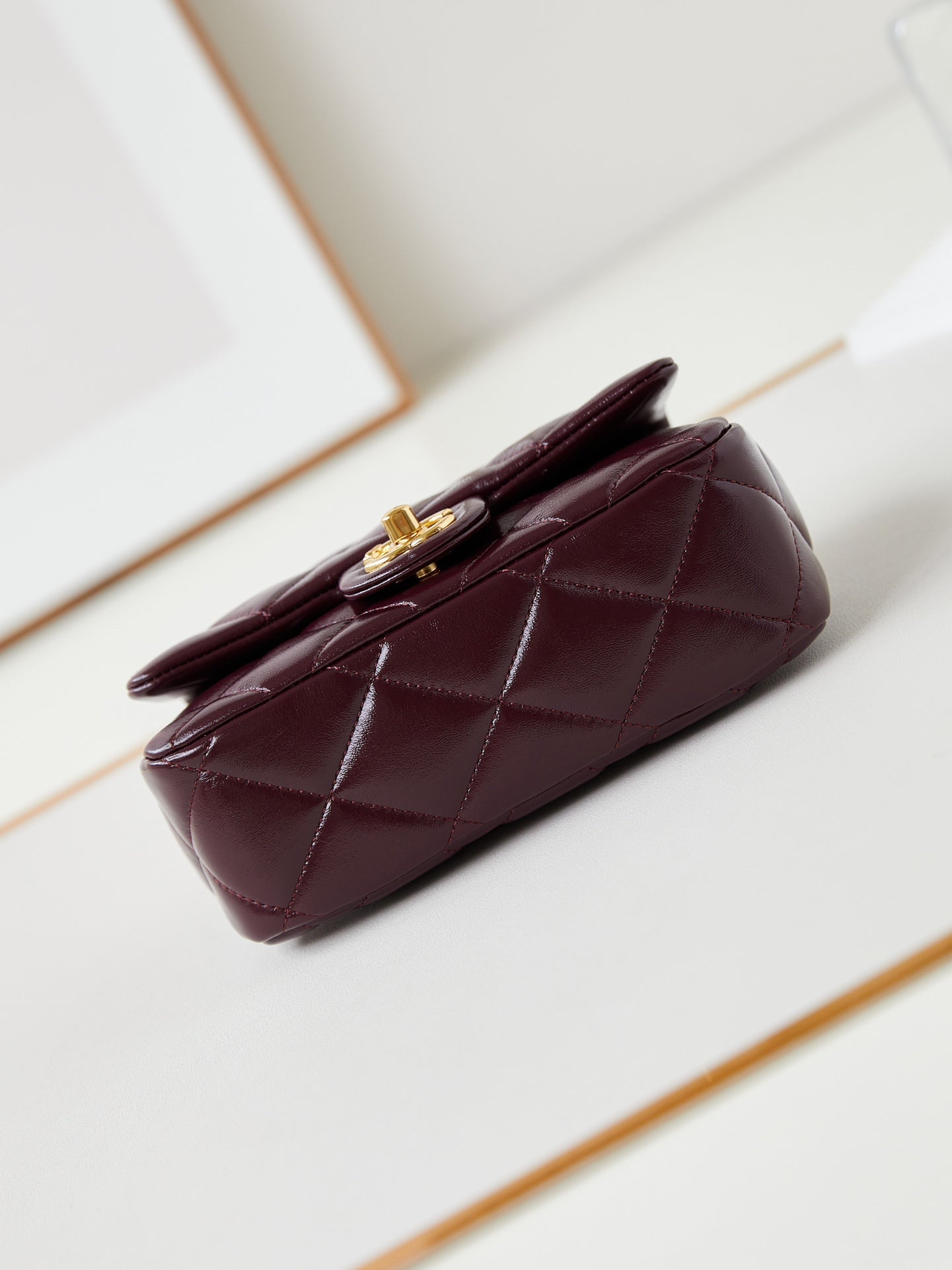 Sac à rabat CC avec poignée supérieure 19 cm en peau de mouton rouge vin, accessoires dorés 238483