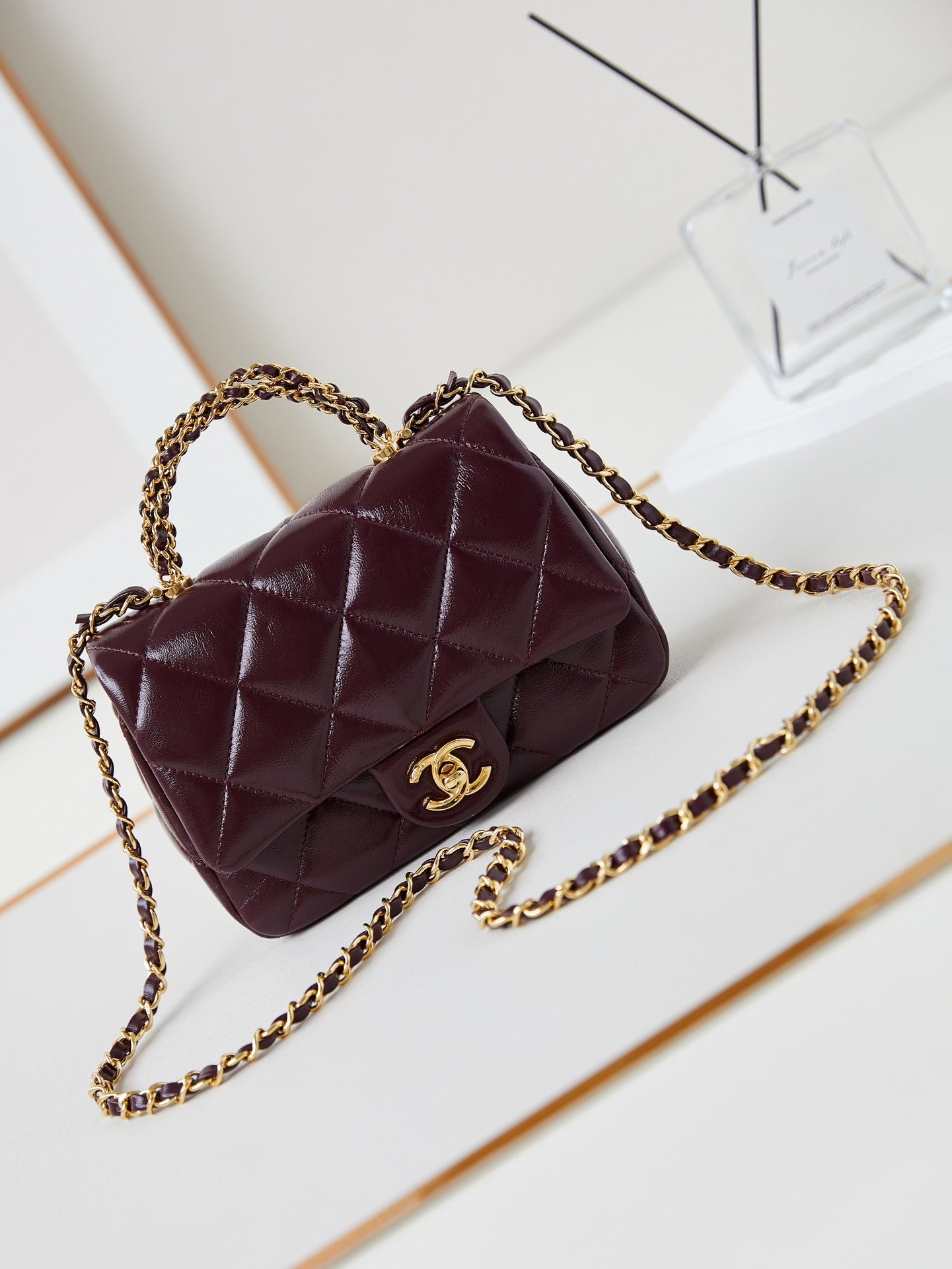 Sac à rabat CC avec poignée supérieure 19 cm en peau de mouton rouge vin, accessoires dorés 238483