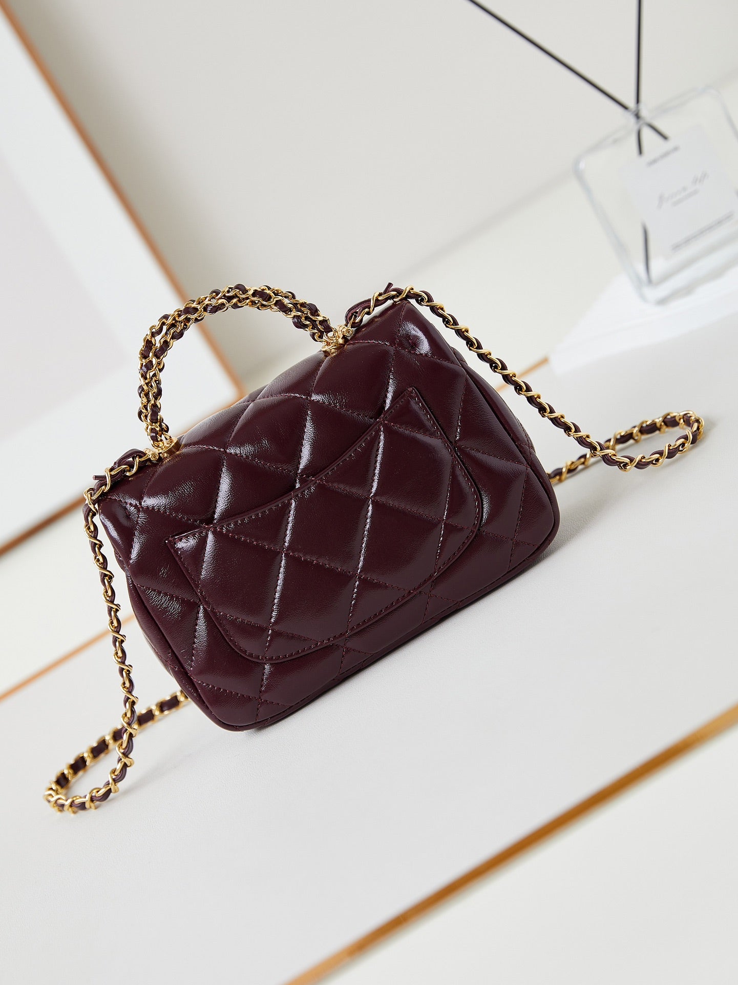 Sac à rabat CC avec poignée supérieure 19 cm en peau de mouton rouge vin, accessoires dorés 238483