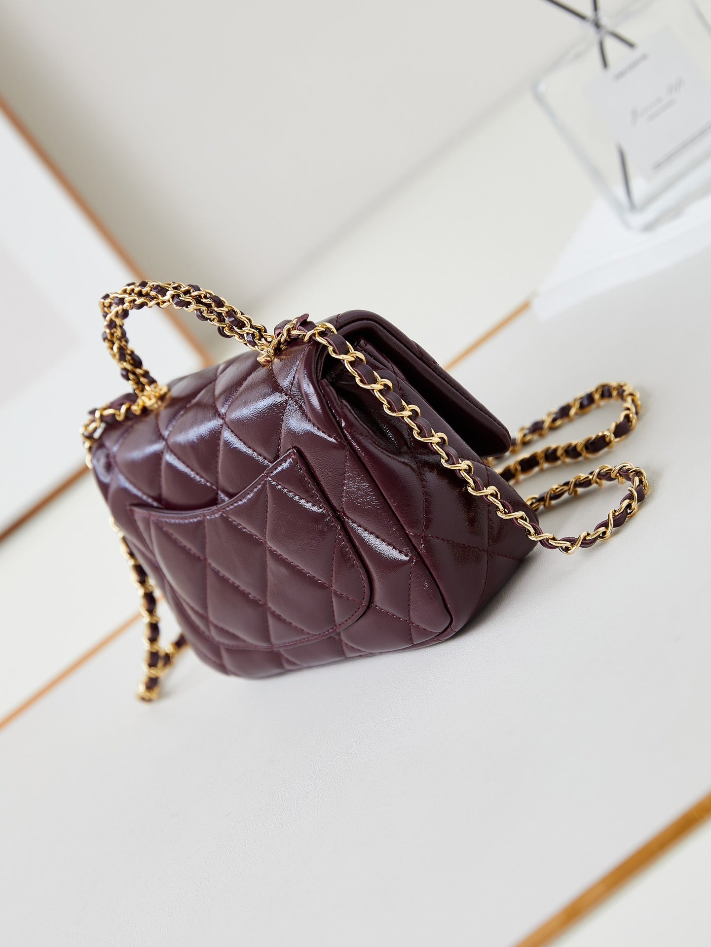 Sac à rabat CC avec poignée supérieure 19 cm en peau de mouton rouge vin, accessoires dorés 238483