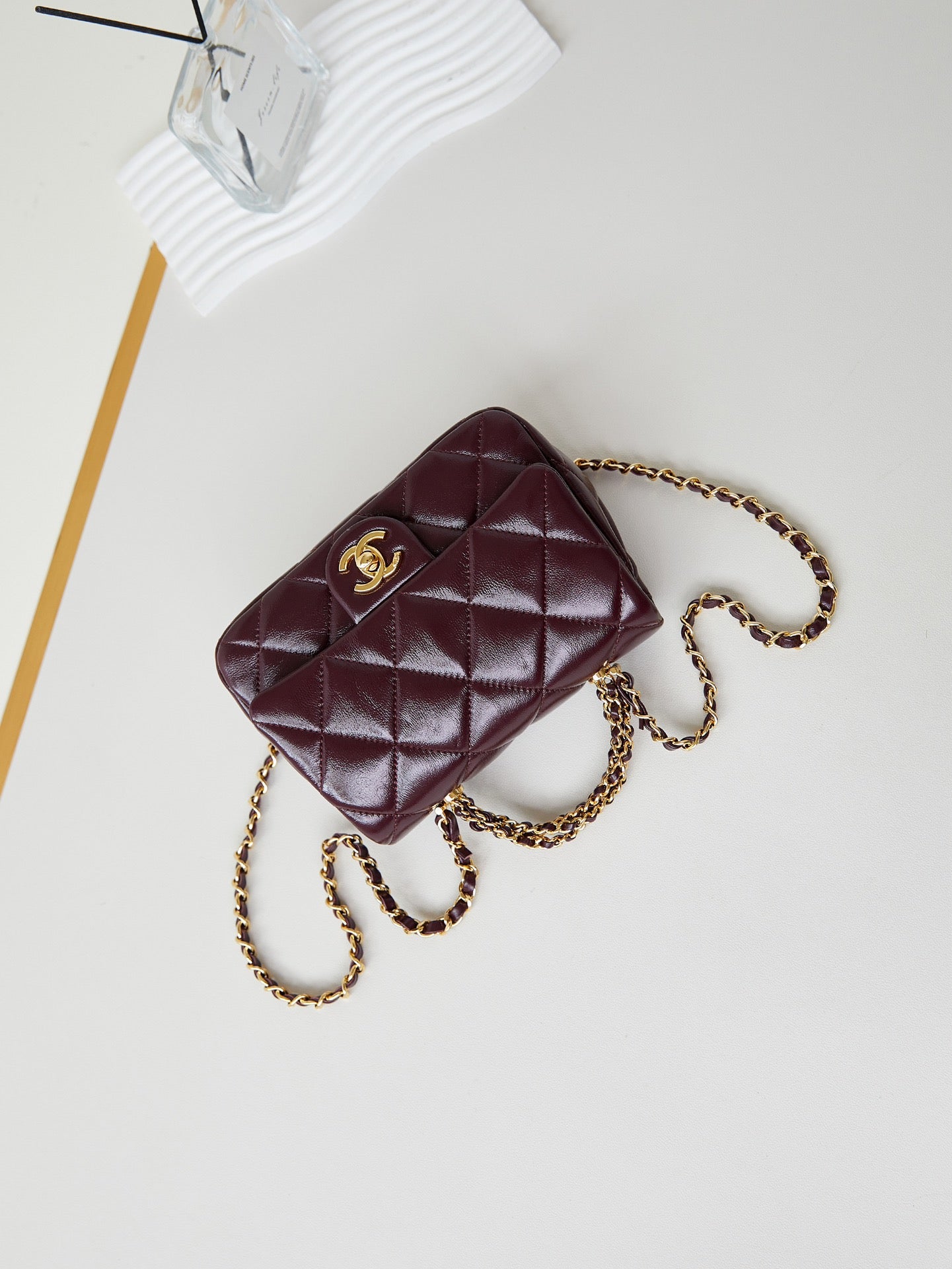 Sac à rabat CC avec poignée supérieure 19 cm en peau de mouton rouge vin, accessoires dorés 238483