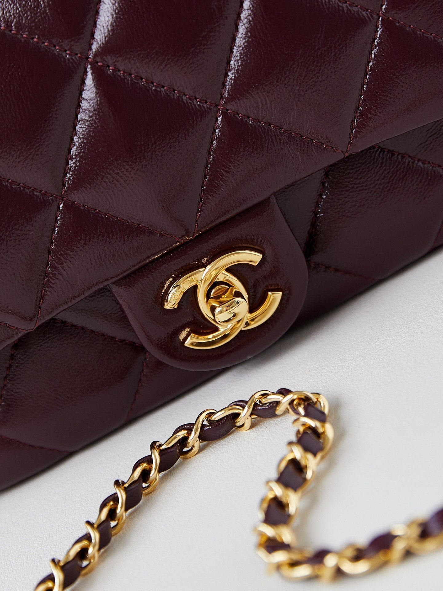 Sac à rabat CC avec poignée supérieure 19 cm en peau de mouton rouge vin, accessoires dorés 238483