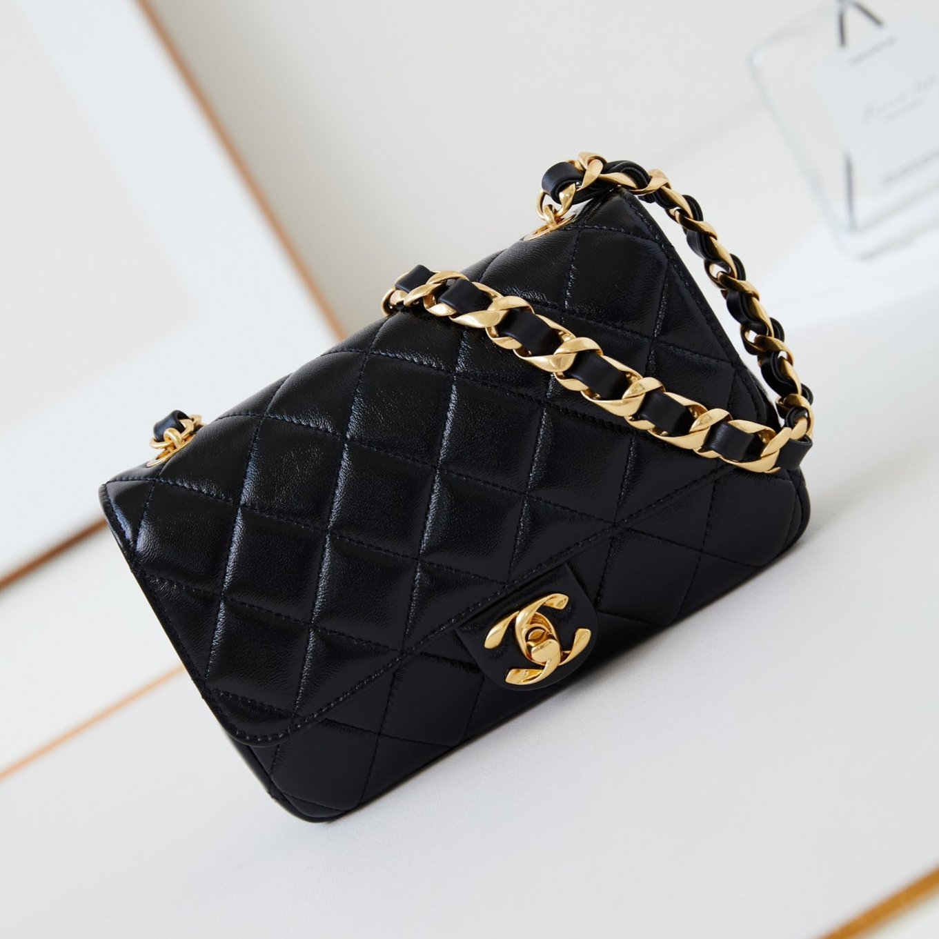 Bolso mini con solapa CC 24B de 20 cm, piel de cordero negra y herrajes dorados