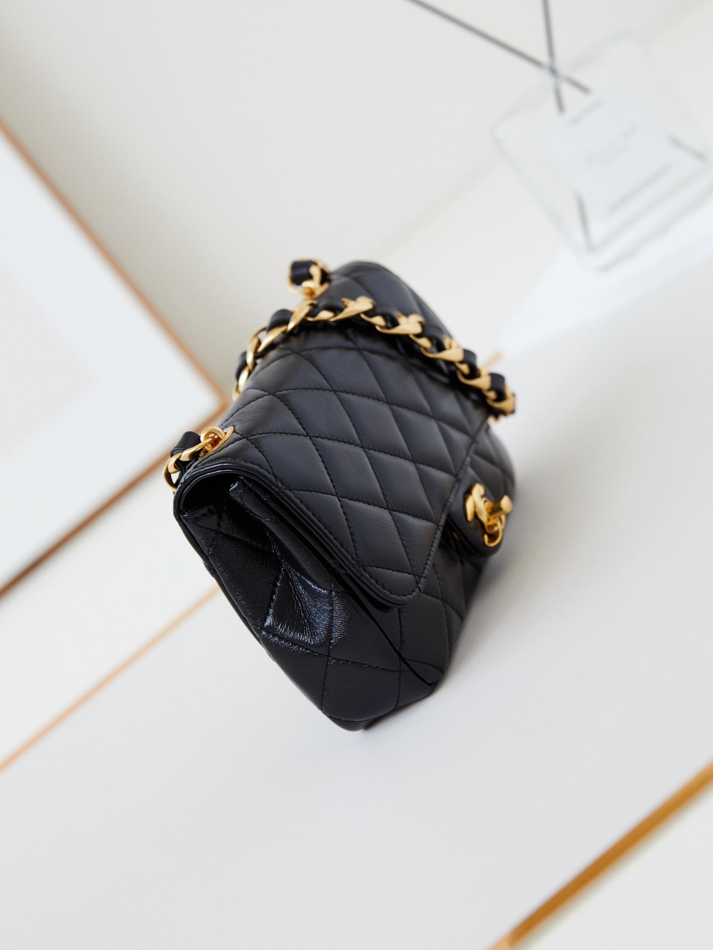 Bolso mini con solapa CC 24B de 20 cm, piel de cordero negra y herrajes dorados