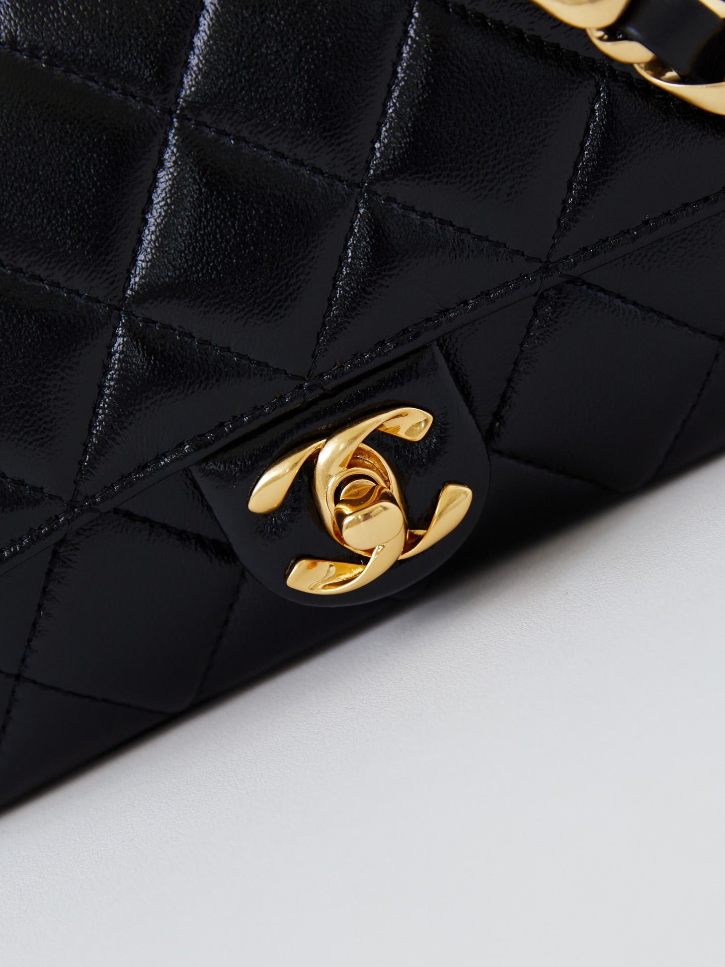 Bolso mini con solapa CC 24B de 20 cm, piel de cordero negra y herrajes dorados