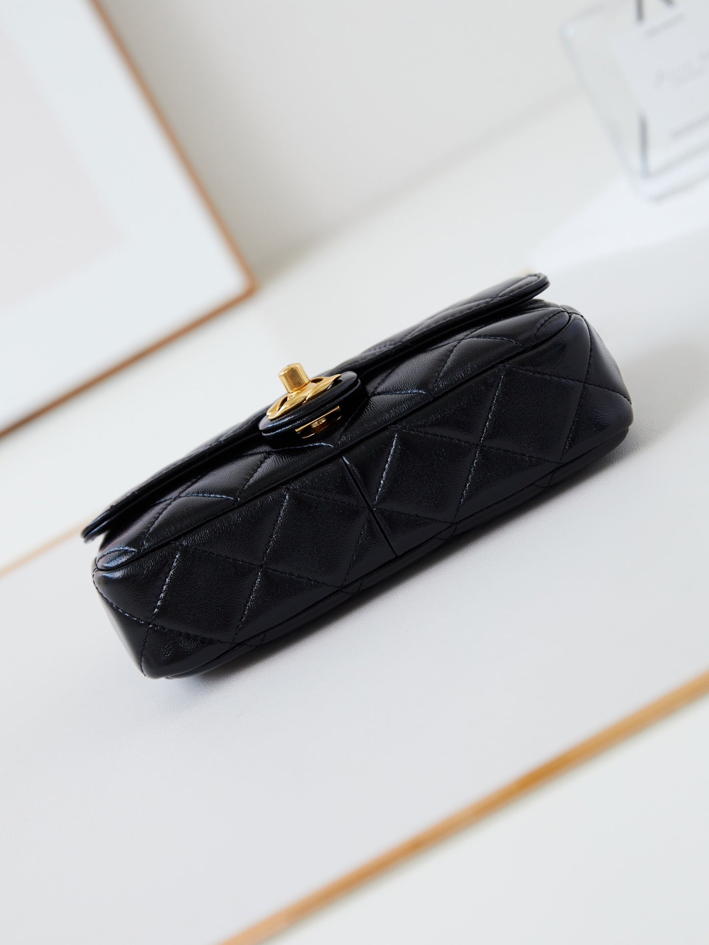 Bolso mini con solapa CC 24B de 20 cm, piel de cordero negra y herrajes dorados