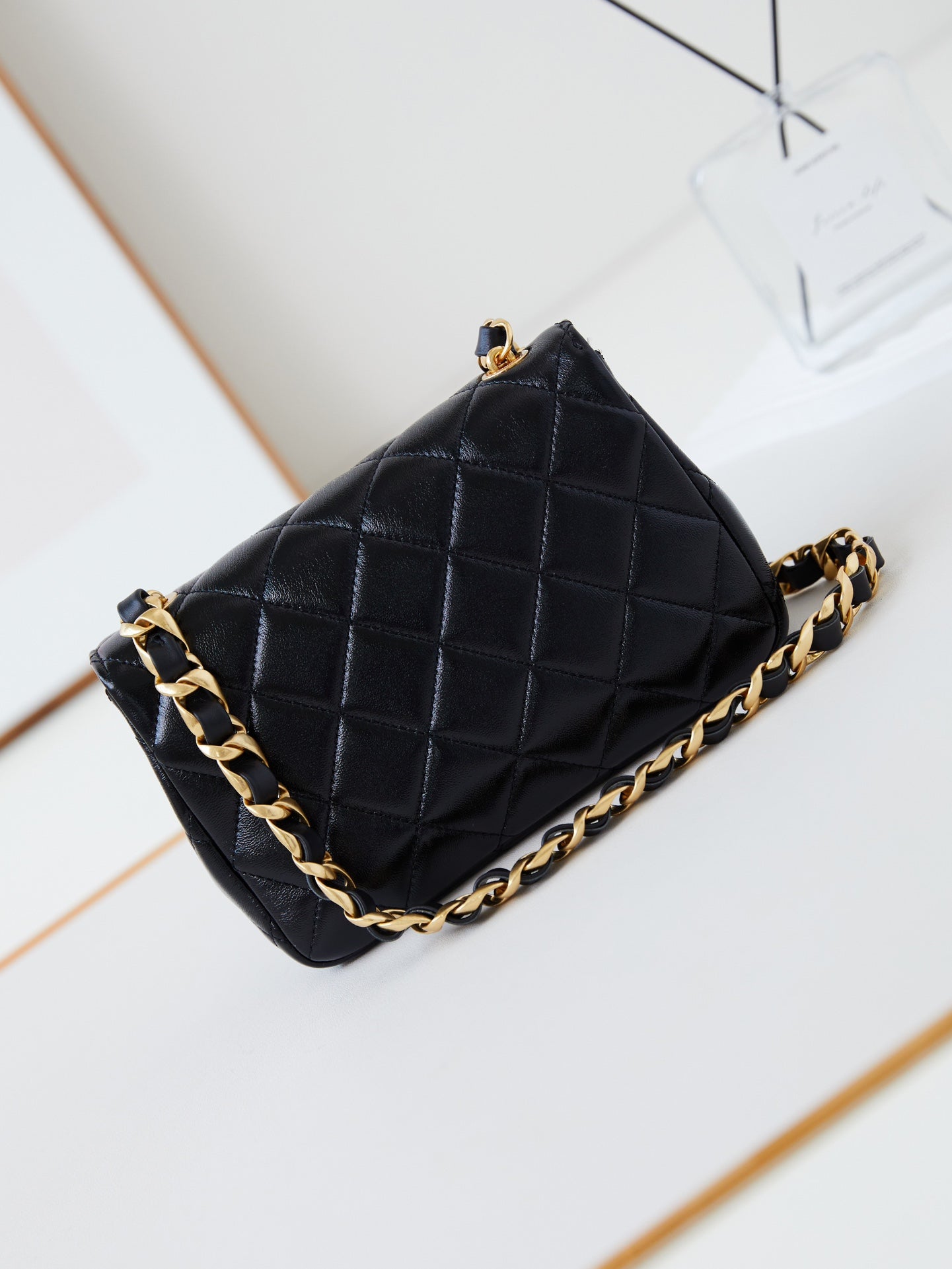 Bolso mini con solapa CC 24B de 20 cm, piel de cordero negra y herrajes dorados