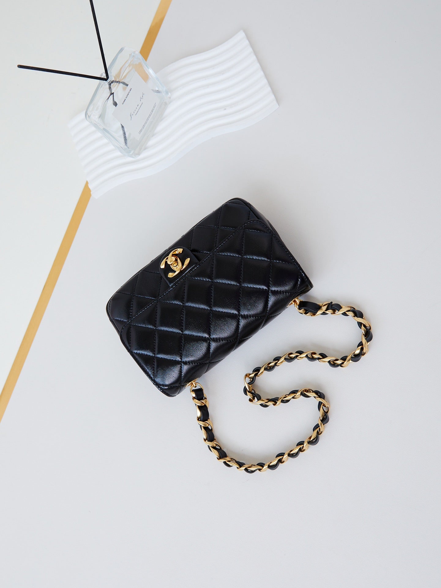 Bolso mini con solapa CC 24B de 20 cm, piel de cordero negra y herrajes dorados