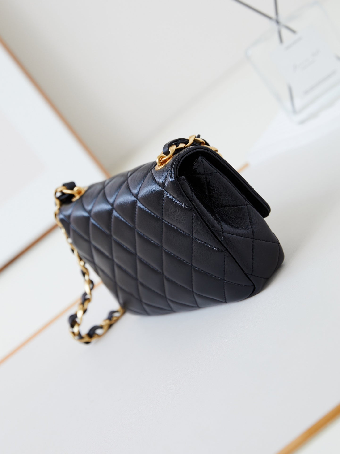 Bolso mini con solapa CC 24B de 20 cm, piel de cordero negra y herrajes dorados