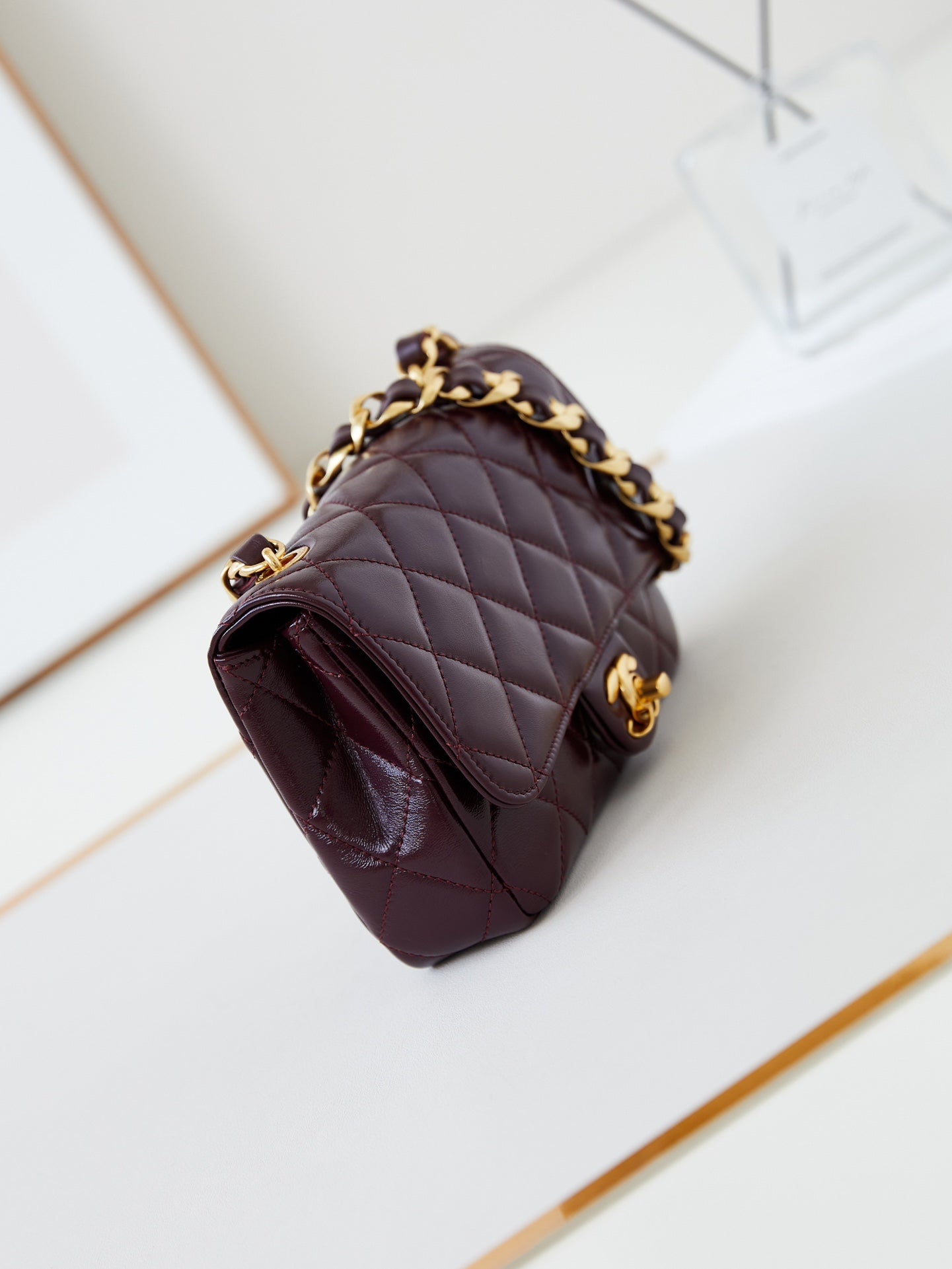 Bolso mini con solapa CC 24B de 20 cm, piel de cordero burdeos, herrajes dorados