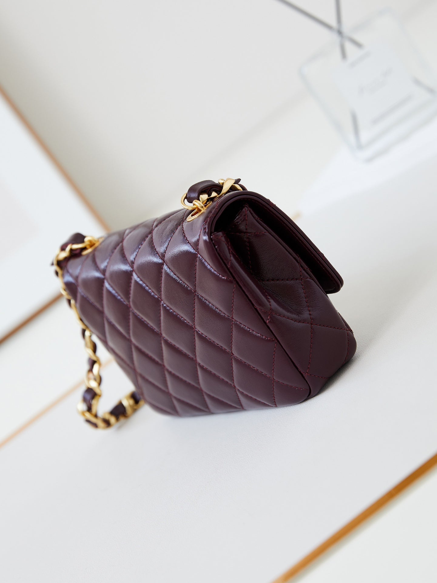 Bolso mini con solapa CC 24B de 20 cm, piel de cordero burdeos, herrajes dorados