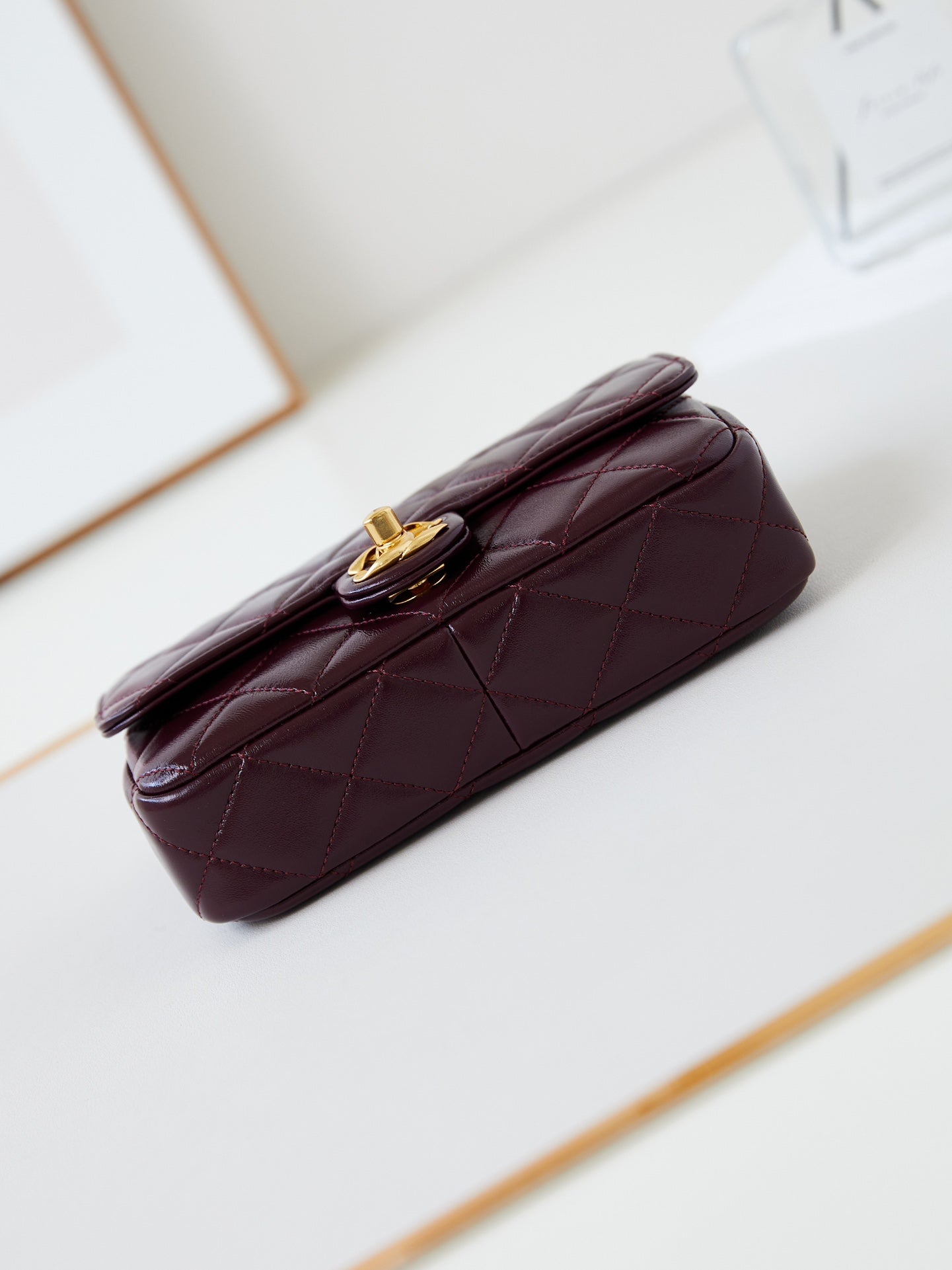 Bolso mini con solapa CC 24B de 20 cm, piel de cordero burdeos, herrajes dorados
