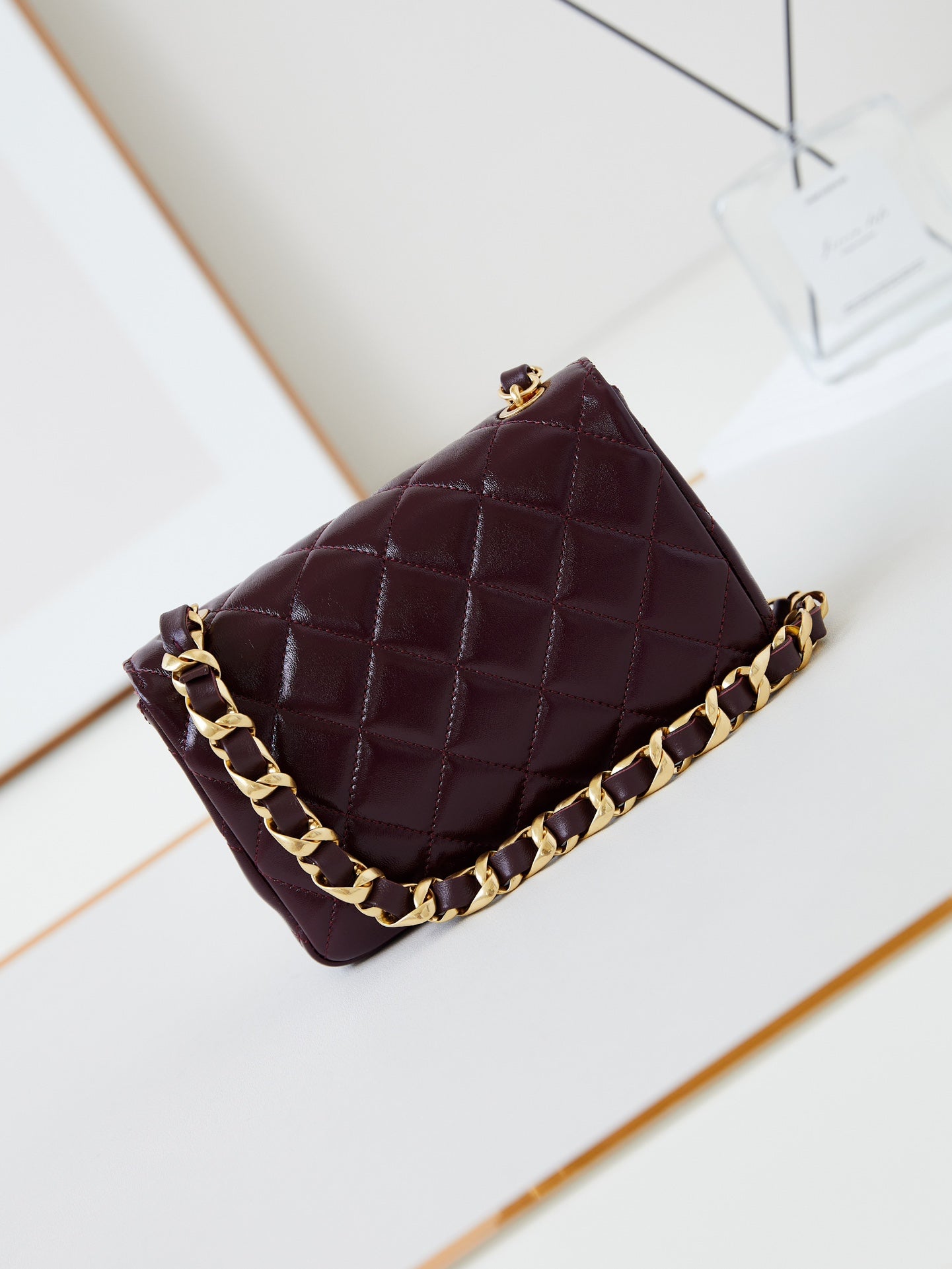 Bolso mini con solapa CC 24B de 20 cm, piel de cordero burdeos, herrajes dorados