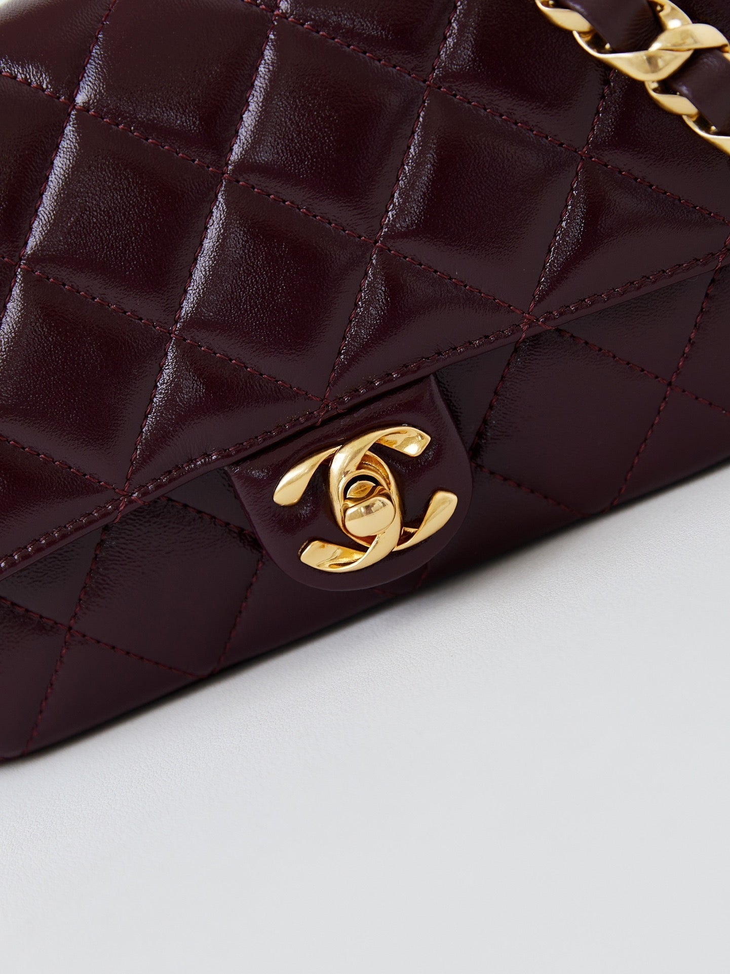 Bolso mini con solapa CC 24B de 20 cm, piel de cordero burdeos, herrajes dorados