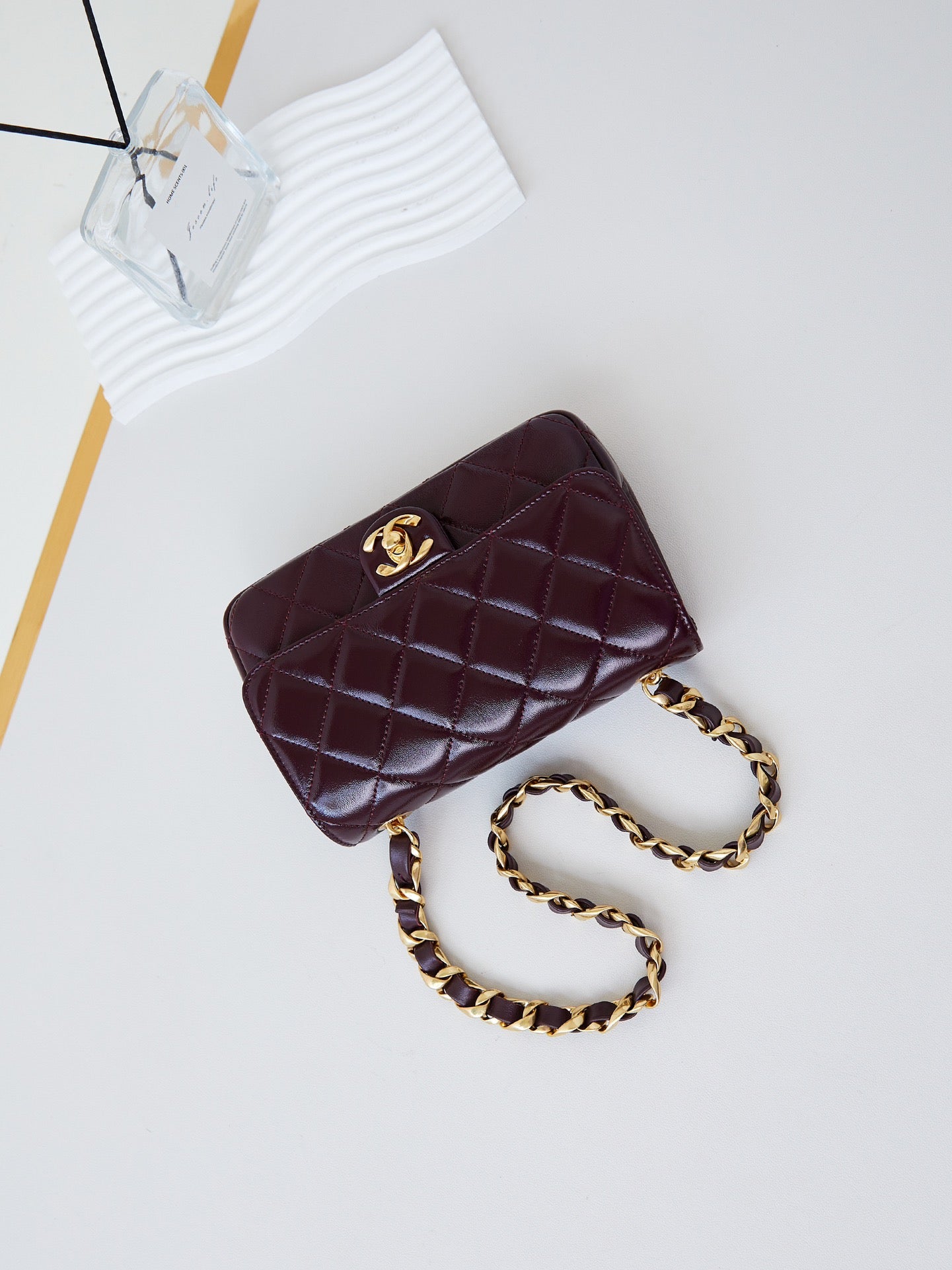 Bolso mini con solapa CC 24B de 20 cm, piel de cordero burdeos, herrajes dorados