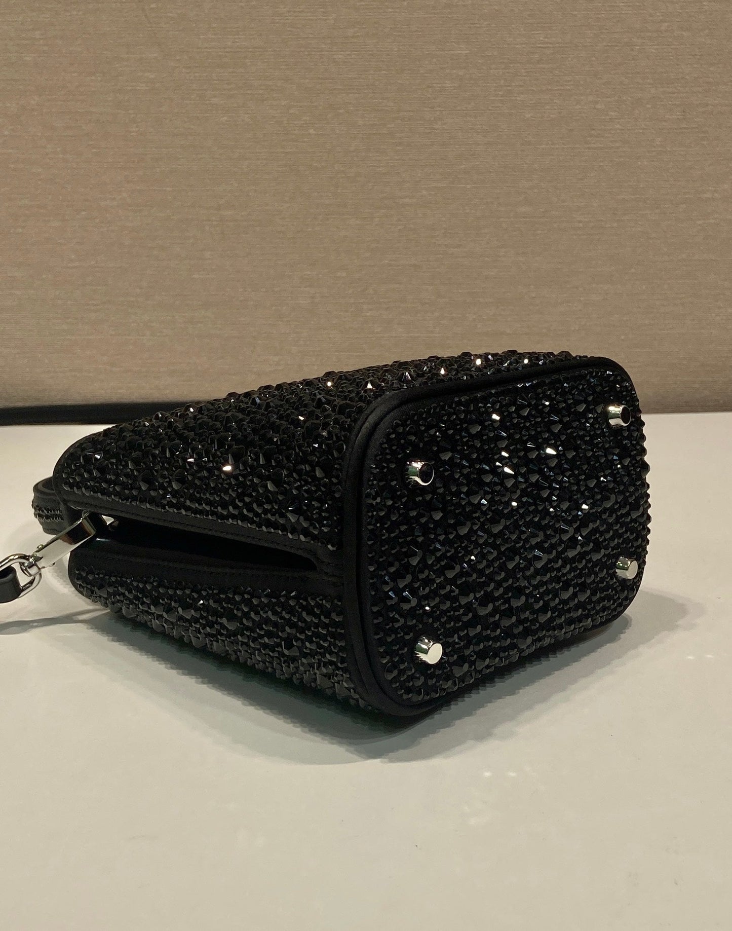 SAC SEAU PANIER 16 EN CUIR DE VEAU NOIR ATTACHÉ CRISTAUX PLEINS