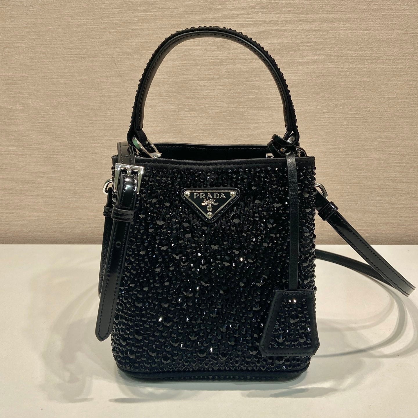 SAC SEAU PANIER 16 EN CUIR DE VEAU NOIR ATTACHÉ CRISTAUX PLEINS