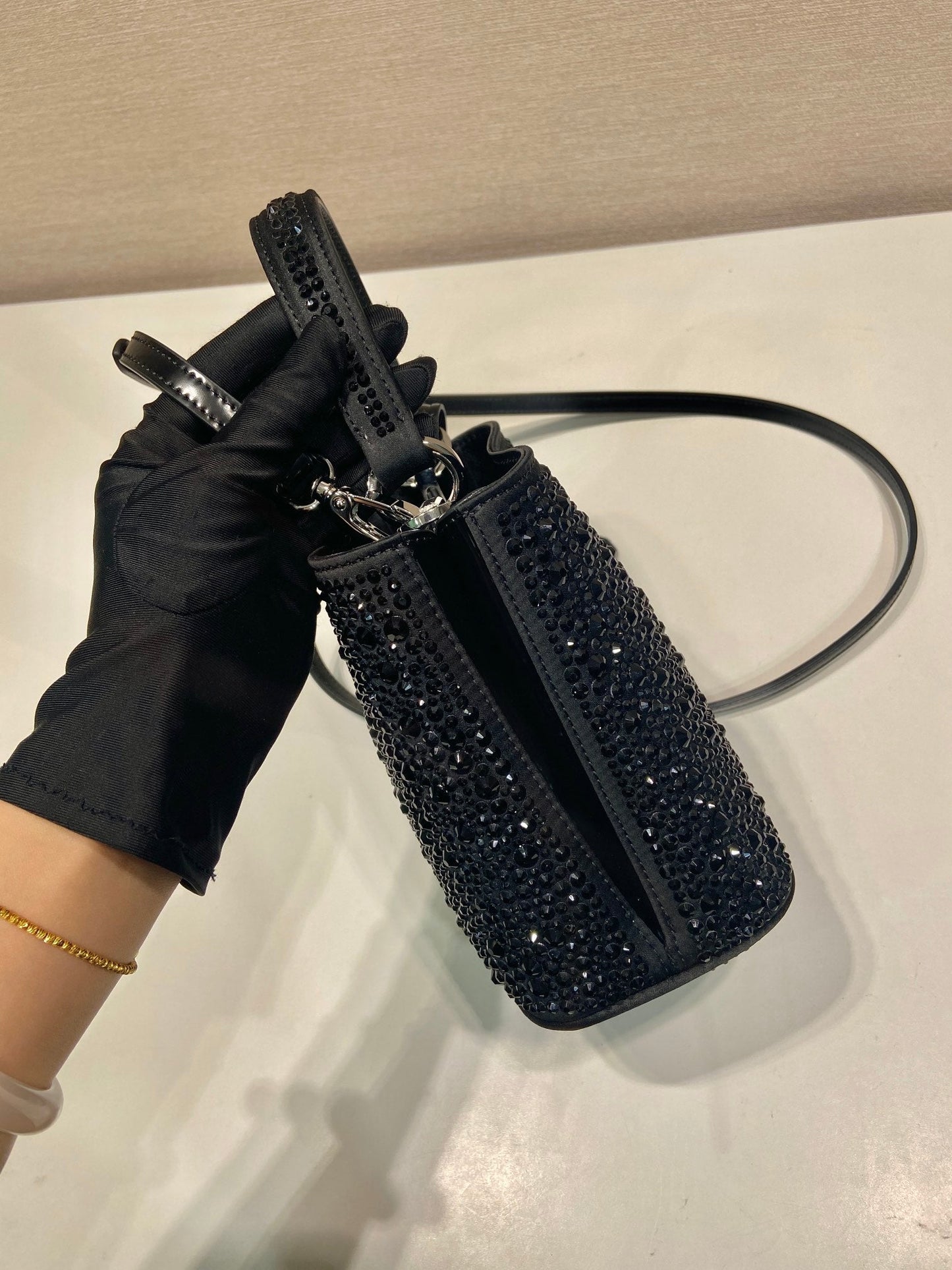SAC SEAU PANIER 16 EN CUIR DE VEAU NOIR ATTACHÉ CRISTAUX PLEINS
