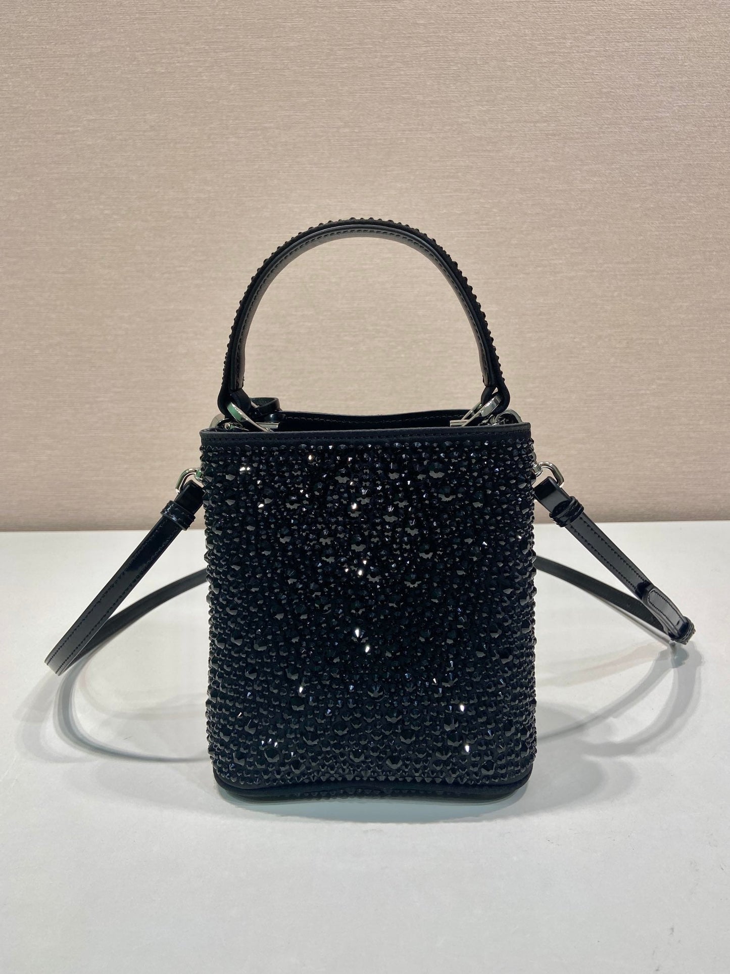 SAC SEAU PANIER 16 EN CUIR DE VEAU NOIR ATTACHÉ CRISTAUX PLEINS