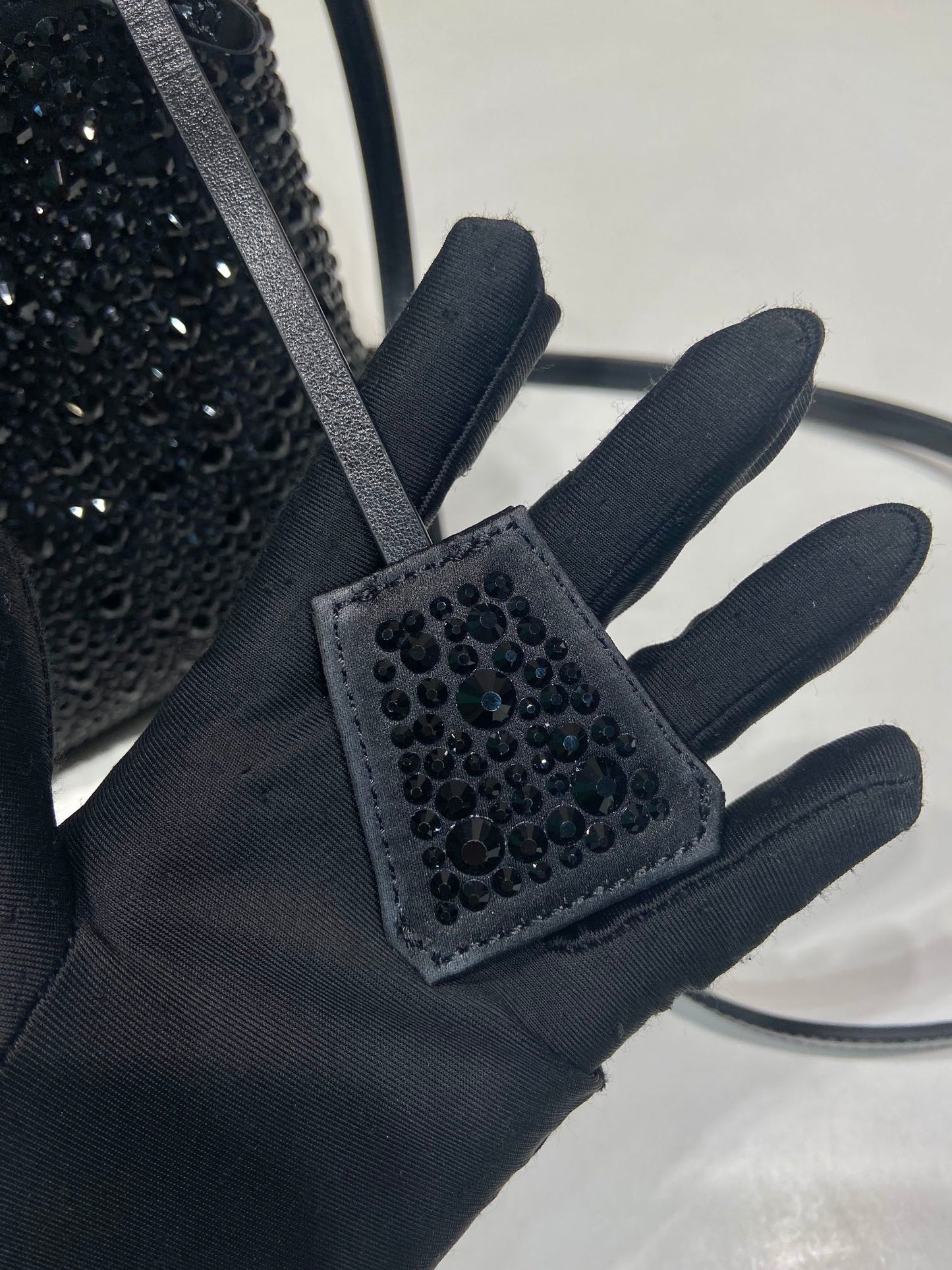 SAC SEAU PANIER 16 EN CUIR DE VEAU NOIR ATTACHÉ CRISTAUX PLEINS