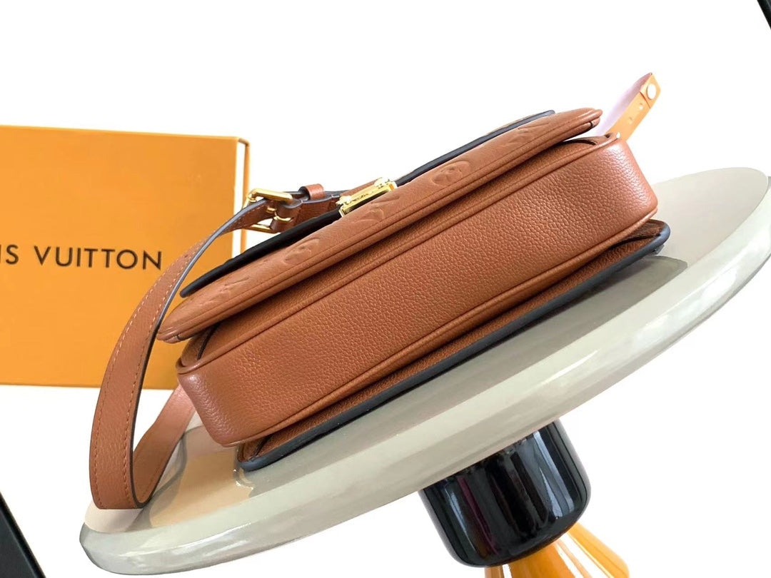 POCHETTE M¨¦TIS 25 DE PIEL EMPREINTE MONOGRAMA COGNAC HERrajería ORO