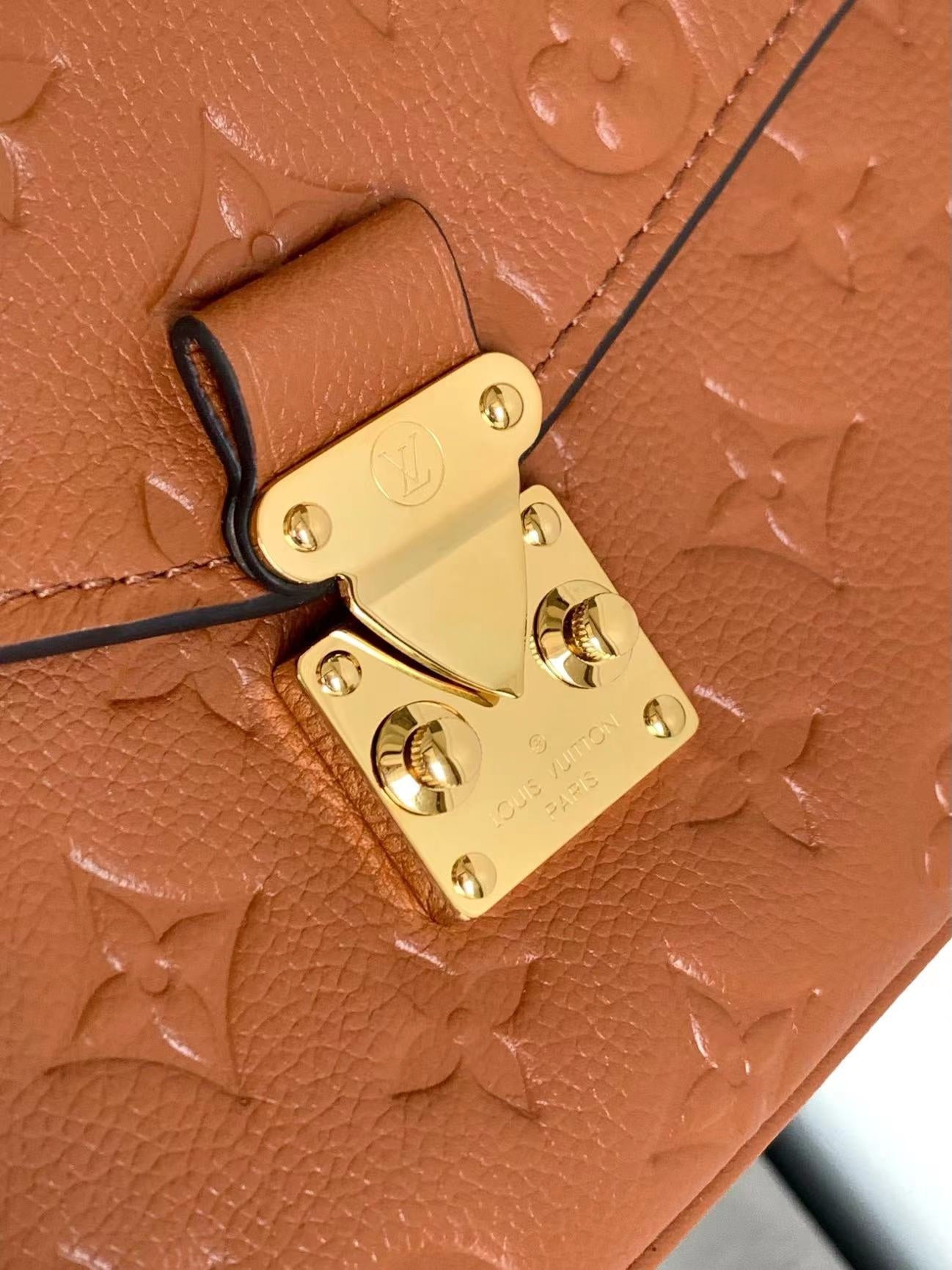 POCHETTE M¨¦TIS 25 DE PIEL EMPREINTE MONOGRAMA COGNAC HERrajería ORO