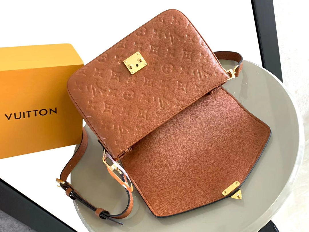 POCHETTE M¨¦TIS 25 DE PIEL EMPREINTE MONOGRAMA COGNAC HERrajería ORO