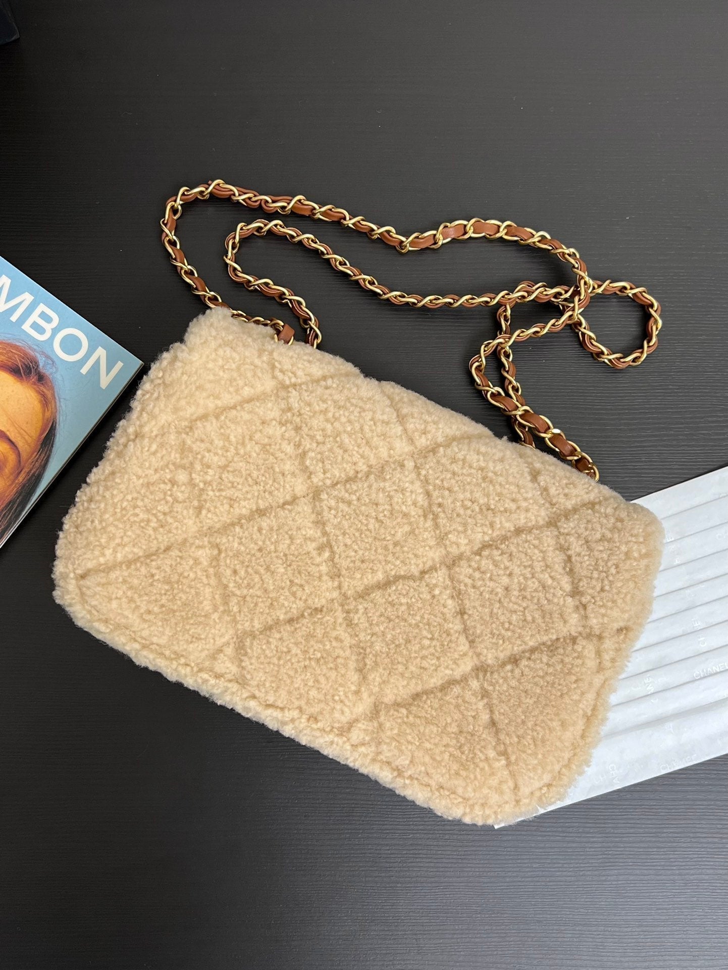 Bolso con solapa pequeño de 23 cm, piel de cordero beige y marrón, herrajes dorados