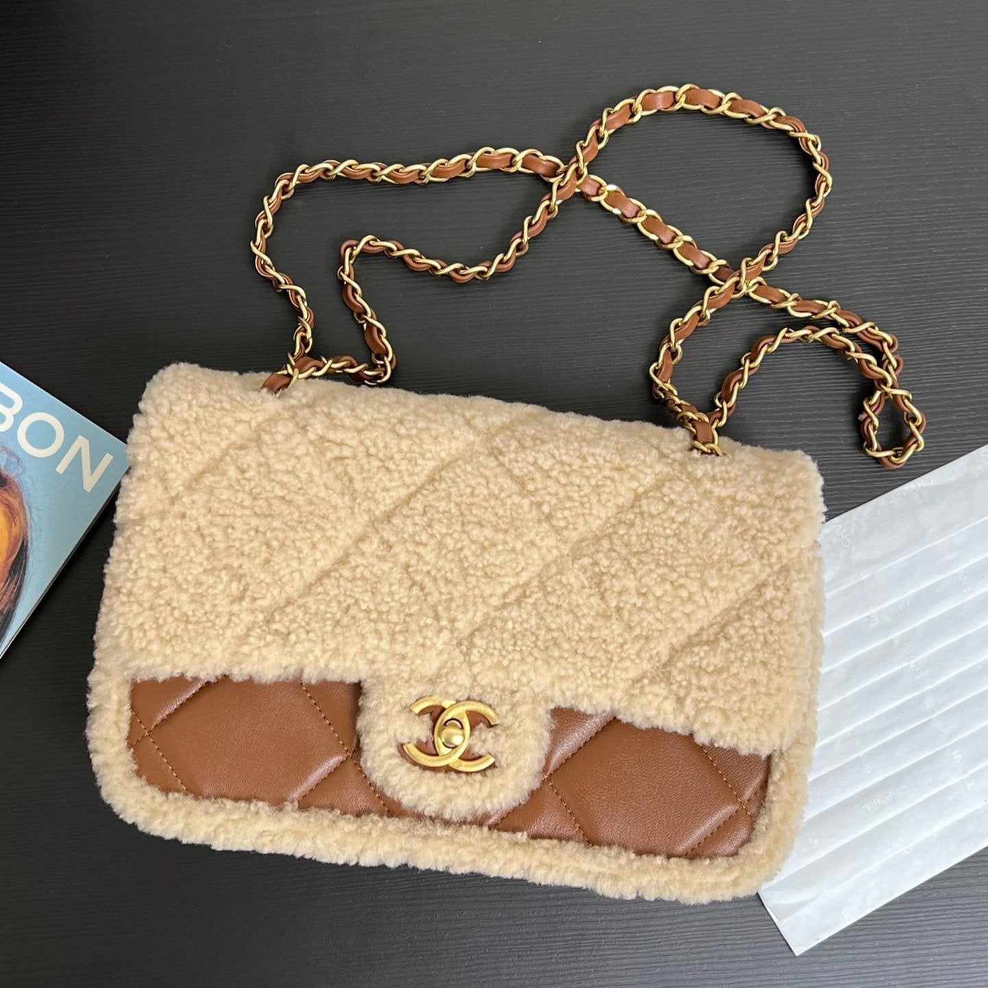 Bolso con solapa pequeño de 23 cm, piel de cordero beige y marrón, herrajes dorados