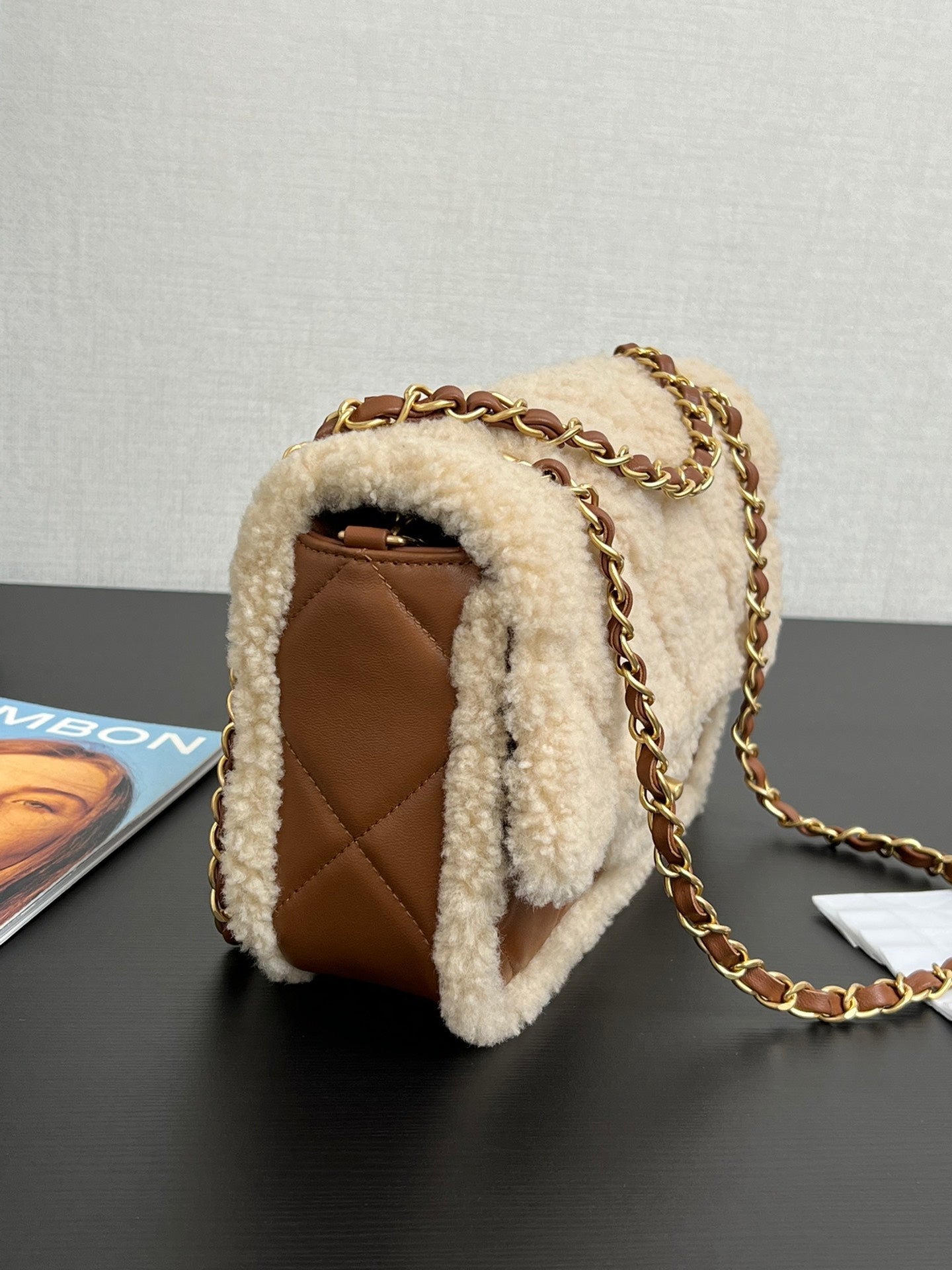 Bolso con solapa pequeño de 23 cm, piel de cordero beige y marrón, herrajes dorados