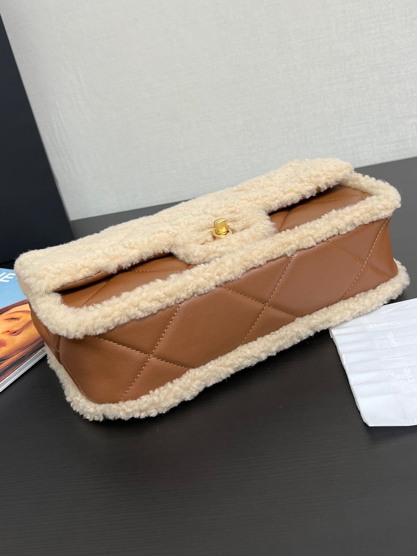 Bolso con solapa pequeño de 23 cm, piel de cordero beige y marrón, herrajes dorados
