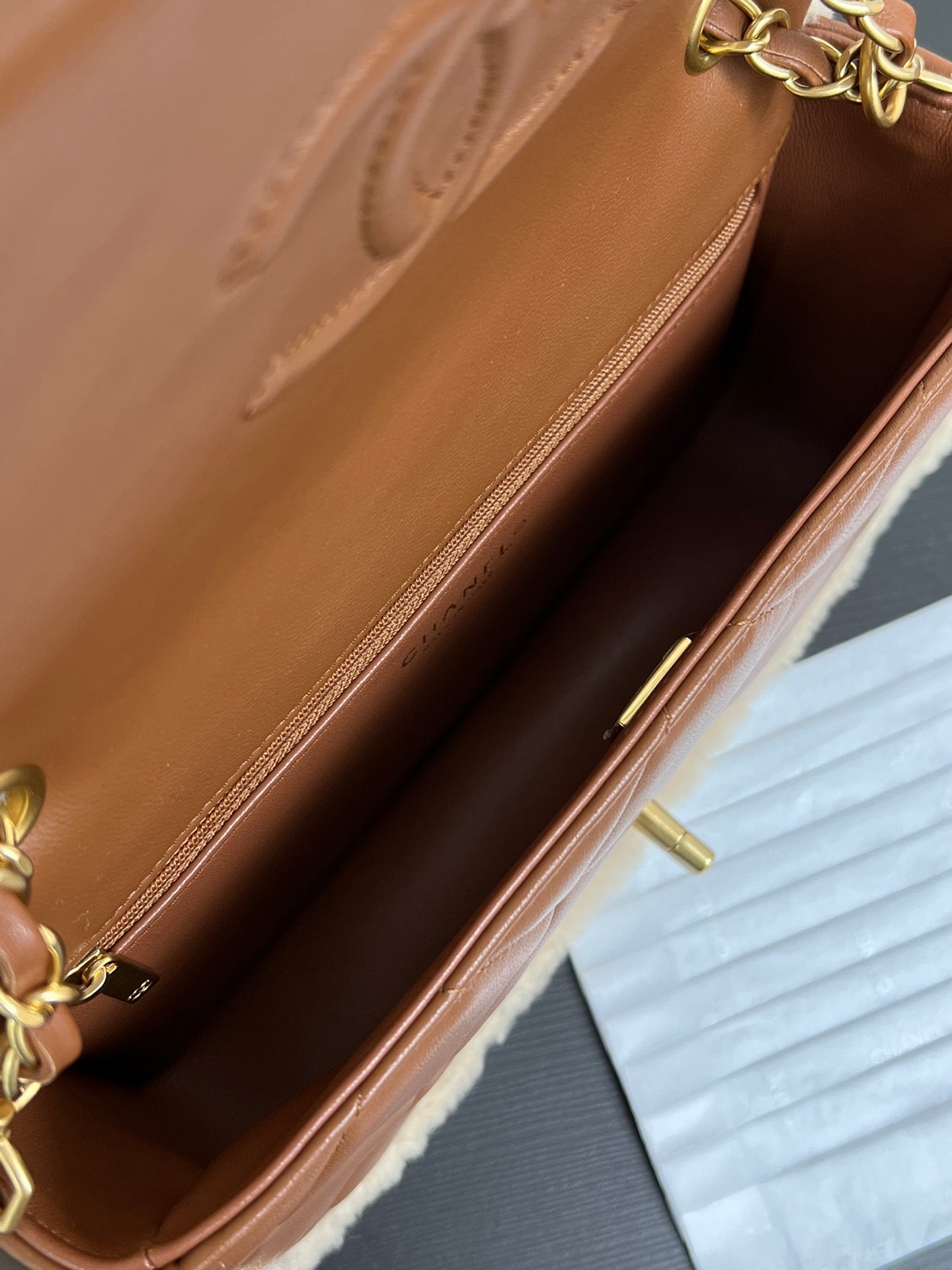 Bolso con solapa pequeño de 23 cm, piel de cordero beige y marrón, herrajes dorados