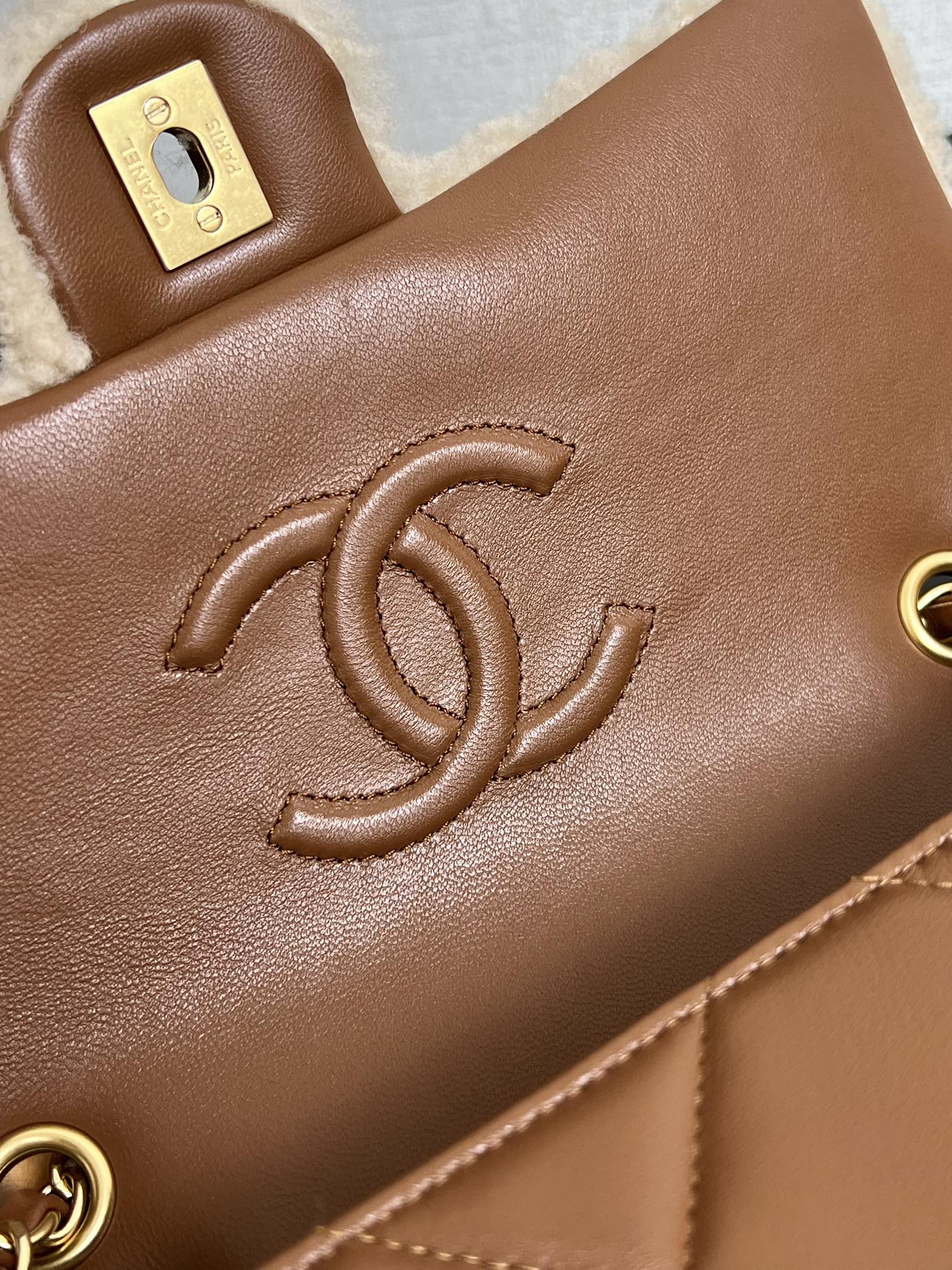 Bolso con solapa pequeño de 23 cm, piel de cordero beige y marrón, herrajes dorados