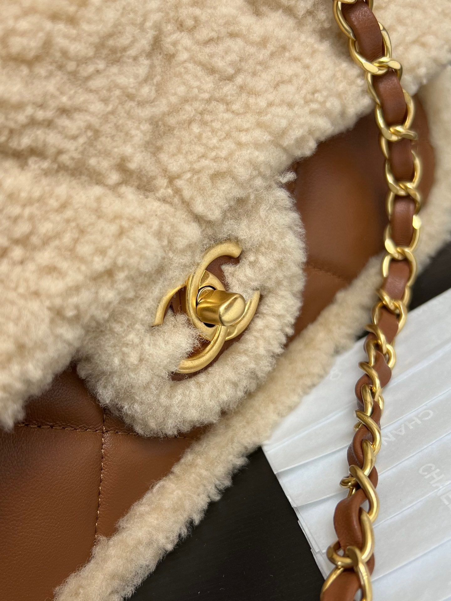 Bolso con solapa pequeño de 23 cm, piel de cordero beige y marrón, herrajes dorados