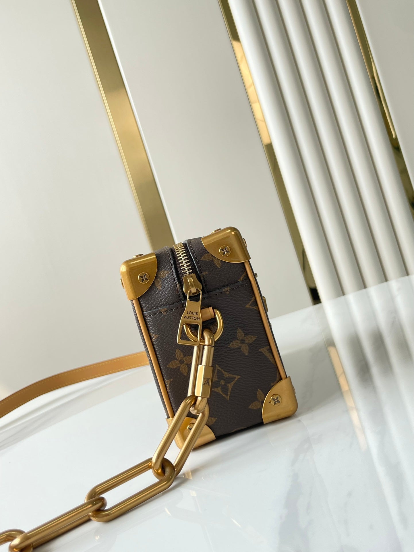 MINI COFFRE SOUPLE 18 PO EN TOILE MONOGRAMME MARRON QUINCAILLERIE DORÉ