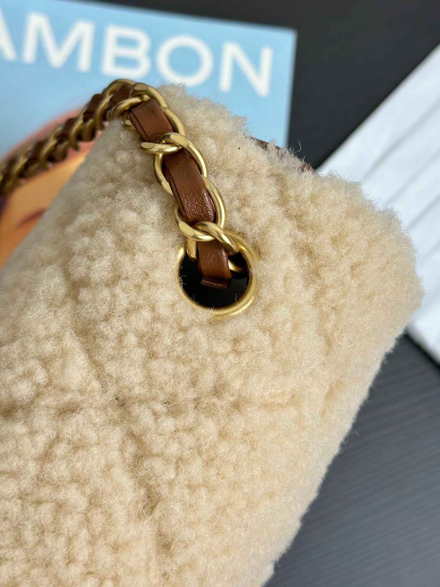 Bolso Mini con Solapa 18cm Beige Marrón Sherling Piel de Cordero Herrajes Dorados