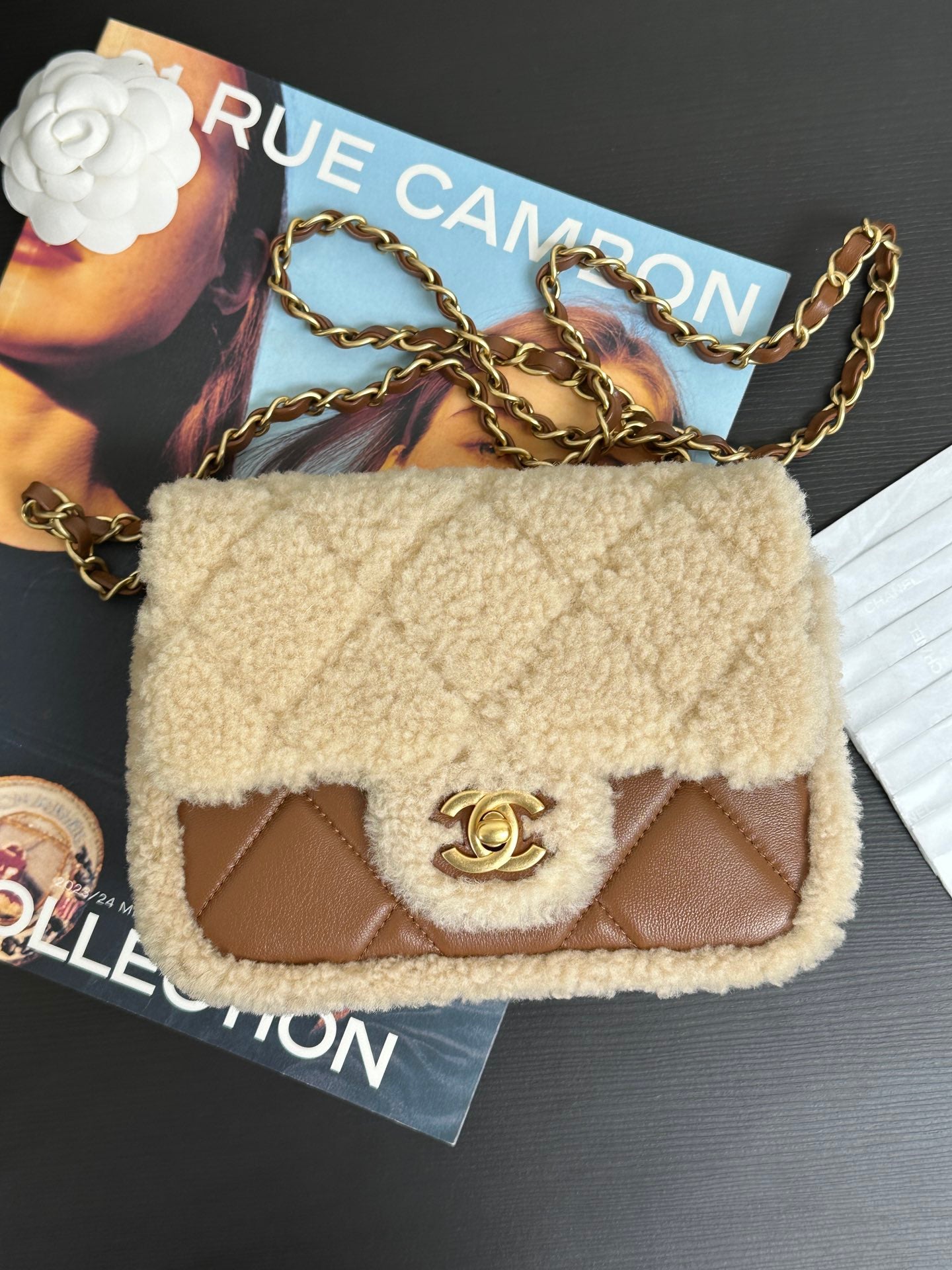 Bolso Mini con Solapa 18cm Beige Marrón Sherling Piel de Cordero Herrajes Dorados