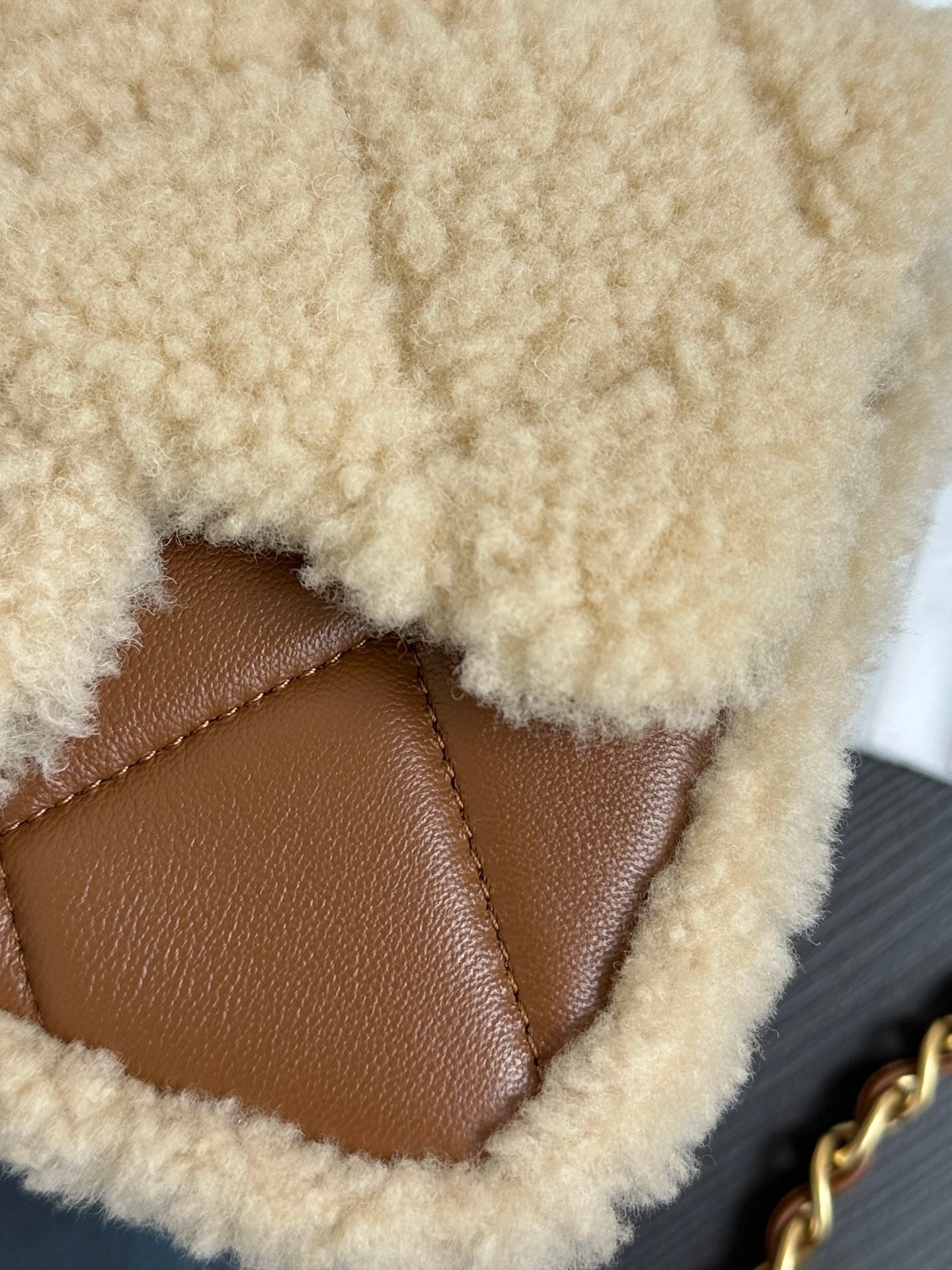 Bolso Mini con Solapa 18cm Beige Marrón Sherling Piel de Cordero Herrajes Dorados