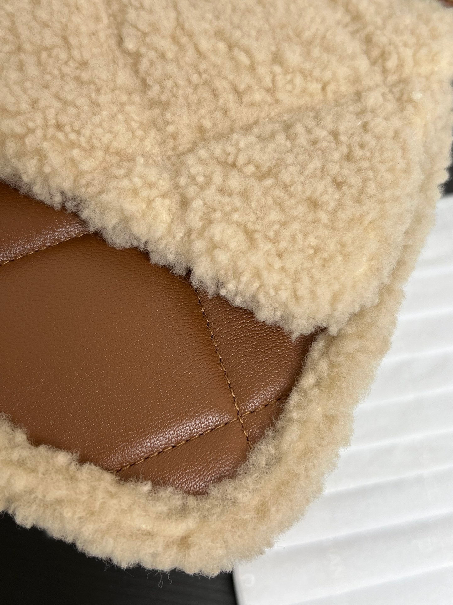 Bolso Mini con Solapa 18cm Beige Marrón Sherling Piel de Cordero Herrajes Dorados