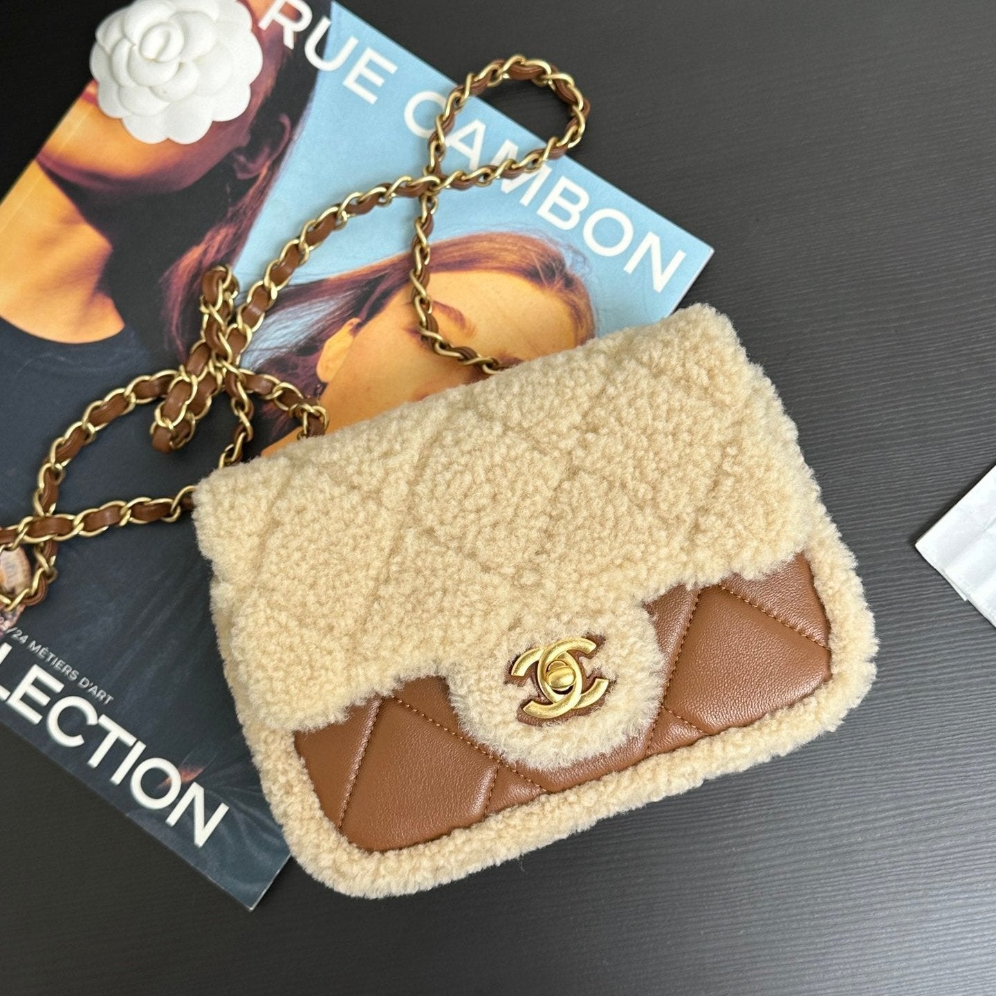 Bolso Mini con Solapa 18cm Beige Marrón Sherling Piel de Cordero Herrajes Dorados