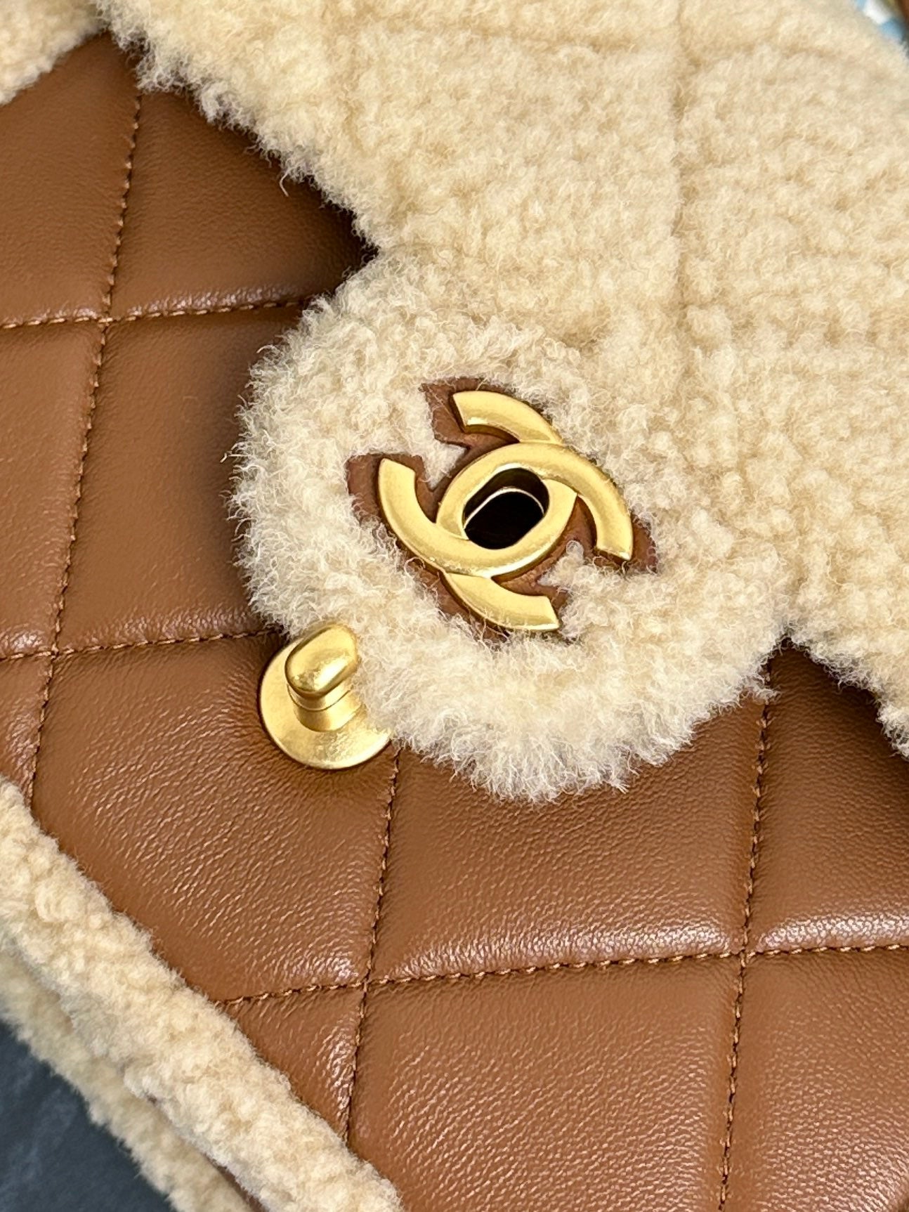 Bolso Mini con Solapa 18cm Beige Marrón Sherling Piel de Cordero Herrajes Dorados