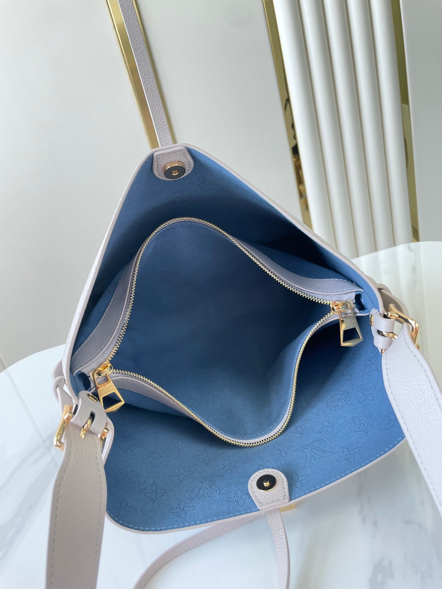 FLORE 28 EN PIEL DE BECERRO PERFORADA BLANCA