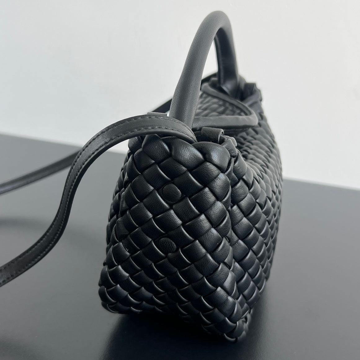 Petit sac à main BV Cobble Top Handle 23 cm en cuir d'agneau noir