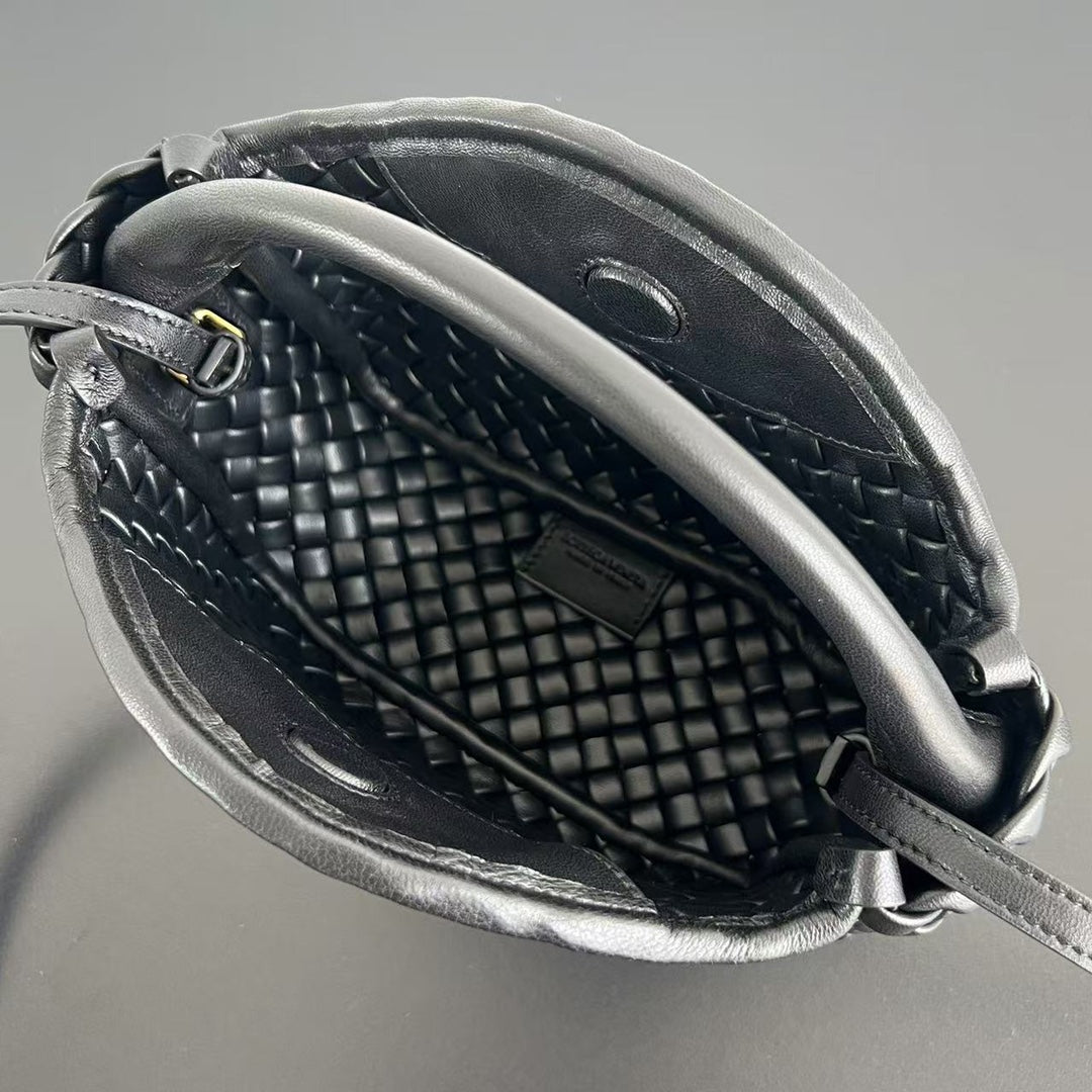 Petit sac à main BV Cobble Top Handle 23 cm en cuir d'agneau noir